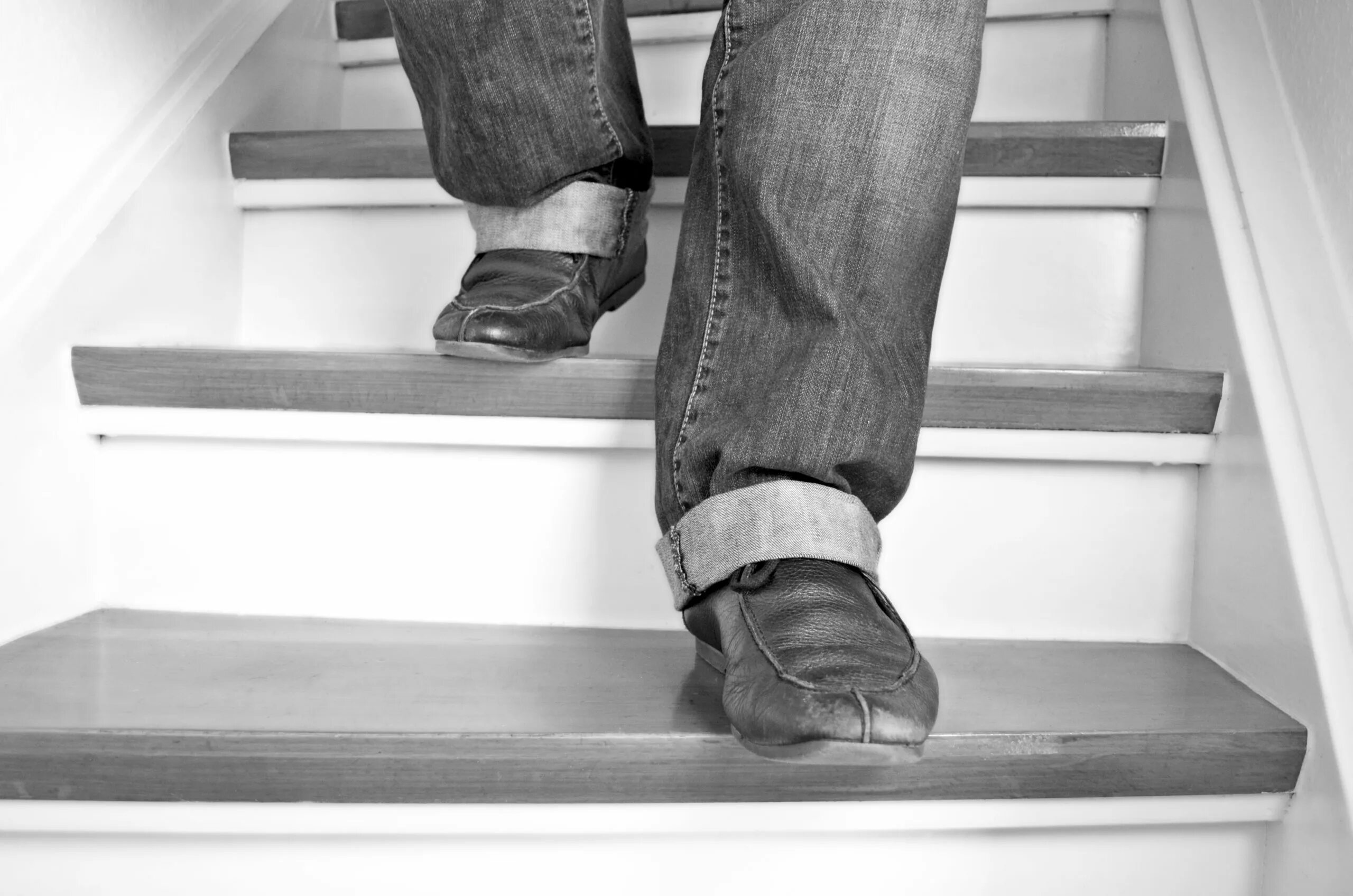 Иди сходи. Человек спускается по лестнице. Человек на ступеньках. Ступенька для ног. Человек спускается с лестницы.