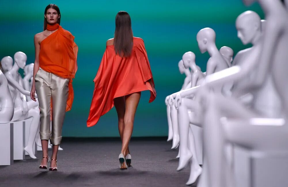 Индустрия моды 2024 г. Модный показ. Фэшн показ. Мода Мадрида. Коллекция одежды 2024.