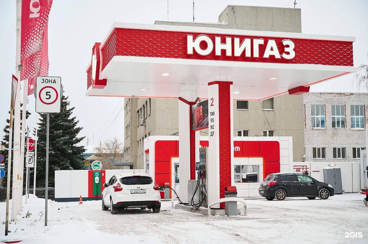 Юнигаз. Лукойл баннер. Заправка юнигаз. Юнигаз возле 4 транспортной. Юнигаз омск логотип.