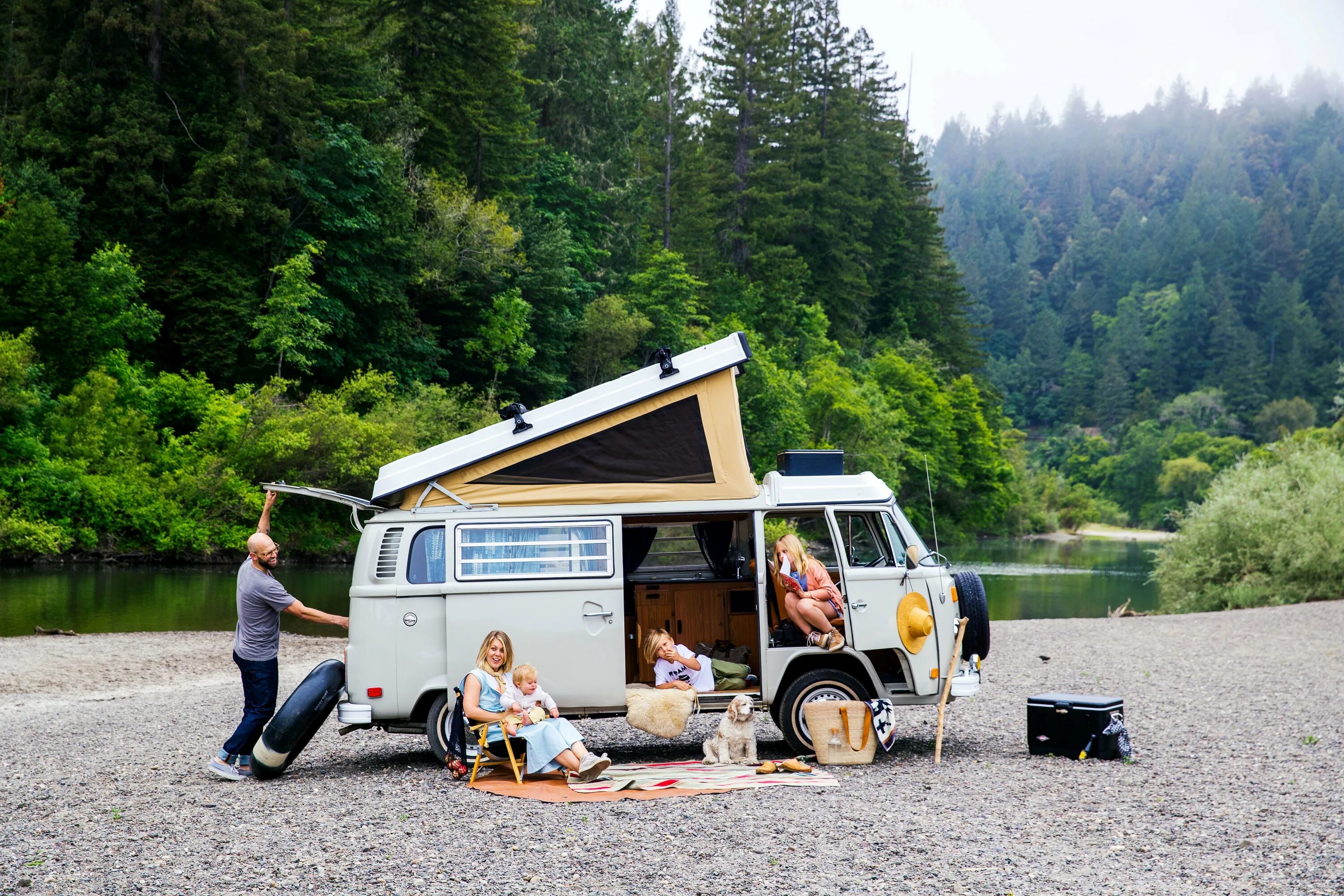 Кемпинг. Volkswagen transporter t2 автодом. Camper camping. Автодом morelo palace. Caravan автодом.