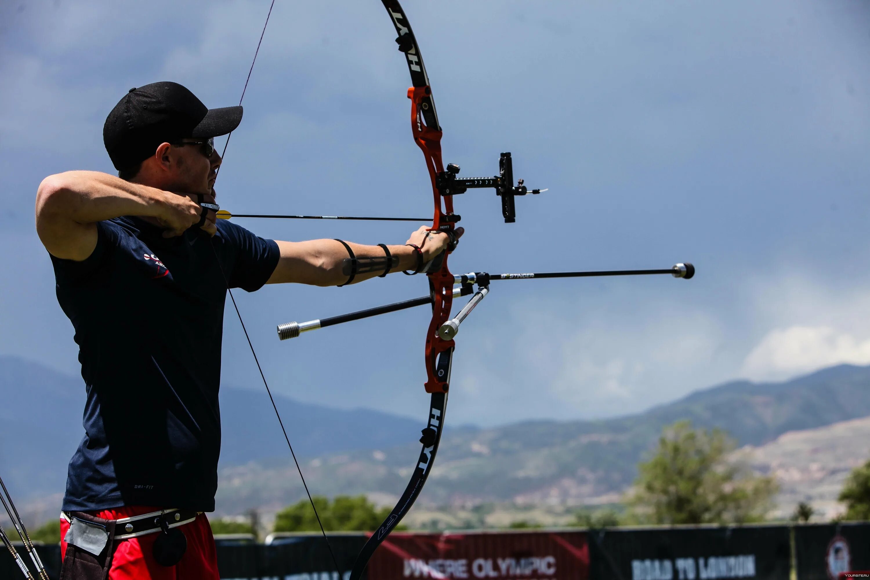 Включи видео лук. Archery стрельба из лука. Спортивный лук. Лук спортивный классический. Профессиональный лучник.