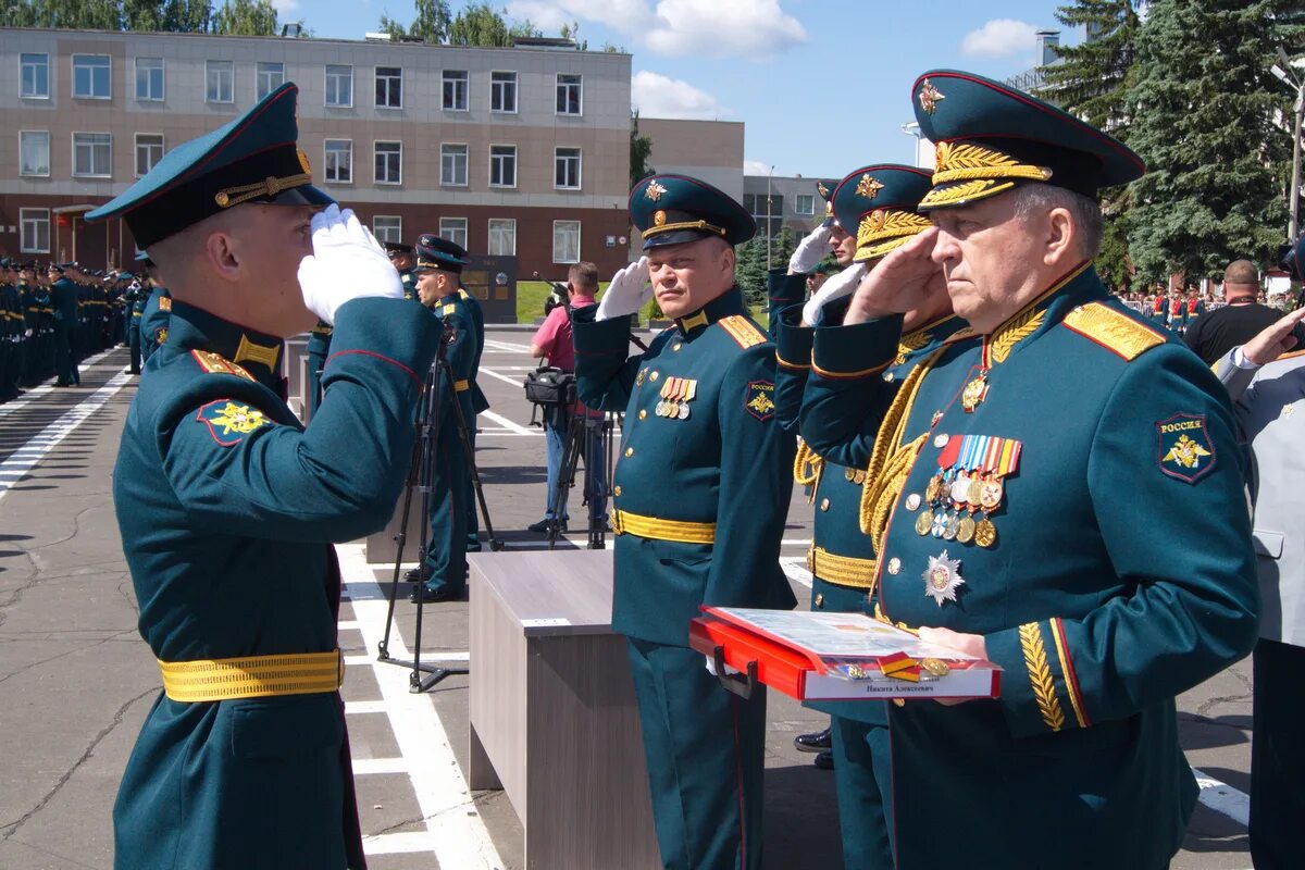 Офицеры военной академии. Командующий РВСН Каракаев. Военная Академия РВСН имени Петра Великого. Командующий РВСН 2022. Выпуск Академии РВСН 2021.