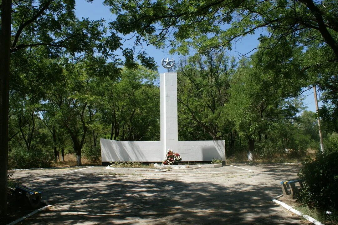 Погода багерово крым на 10 дней. Керчь 1941 Багеровский ров. Багерово Ленинский район. Братская могила ров Крым\. Пгт Багерово Крым.