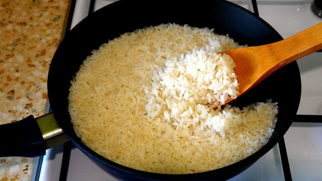 Рис на сковороде рассыпчатый. Жареный рассыпчатый рис. Рассыпчатый рис. Рис рассыпчатый на гарнир в сковороде. Простой рецепт риса на сковороде