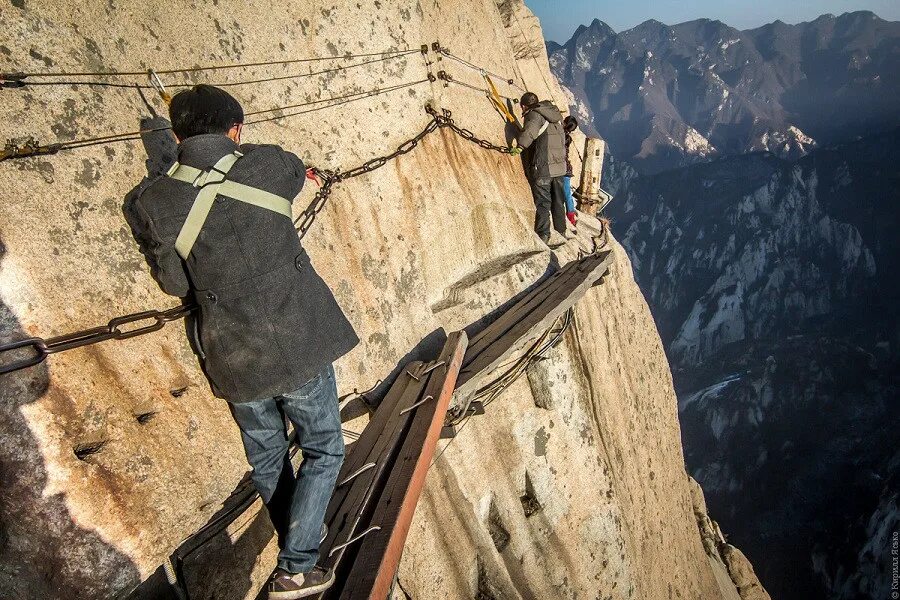 самая опасная пара. девушка на канате над пропастью. бразильский татуировщик де оливейра. педро де телеграфо скала. красивые пары влюбленных.
