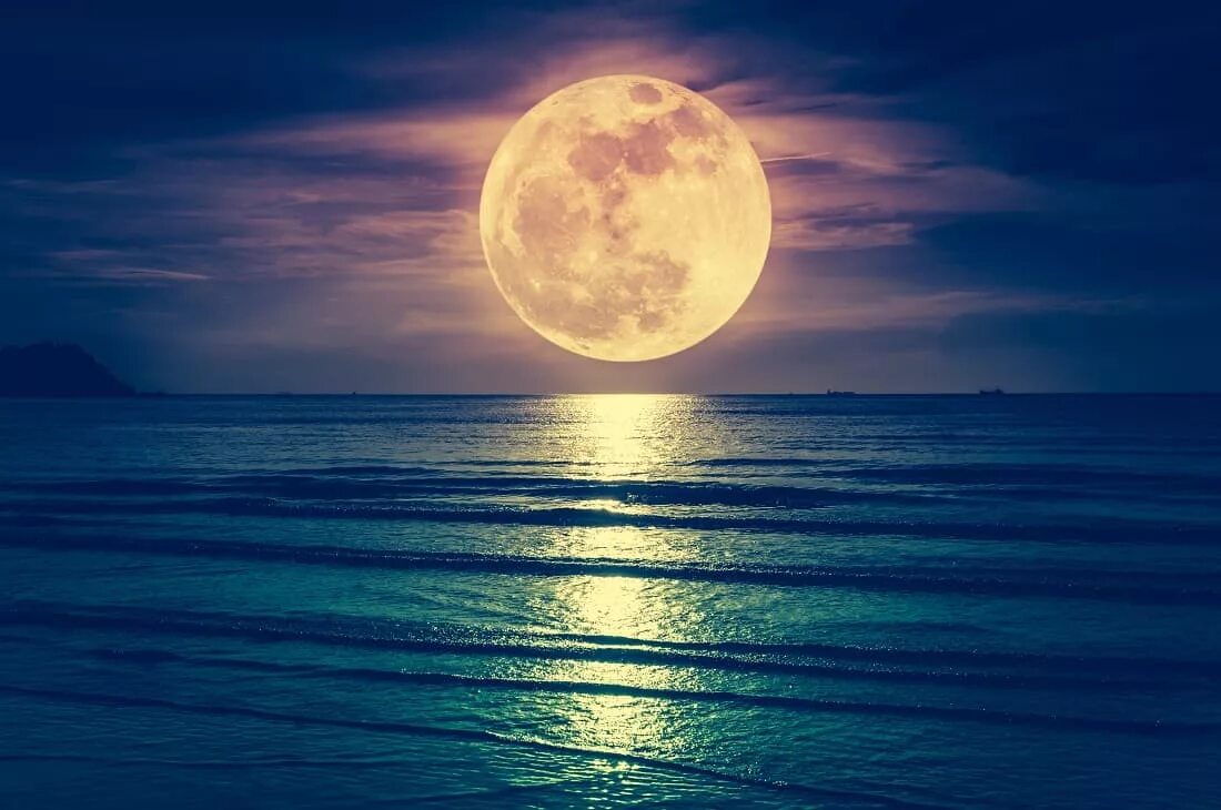 Картинки moon. Красивая Луна. Луна над морем. Луна и море. Яркая Луна.