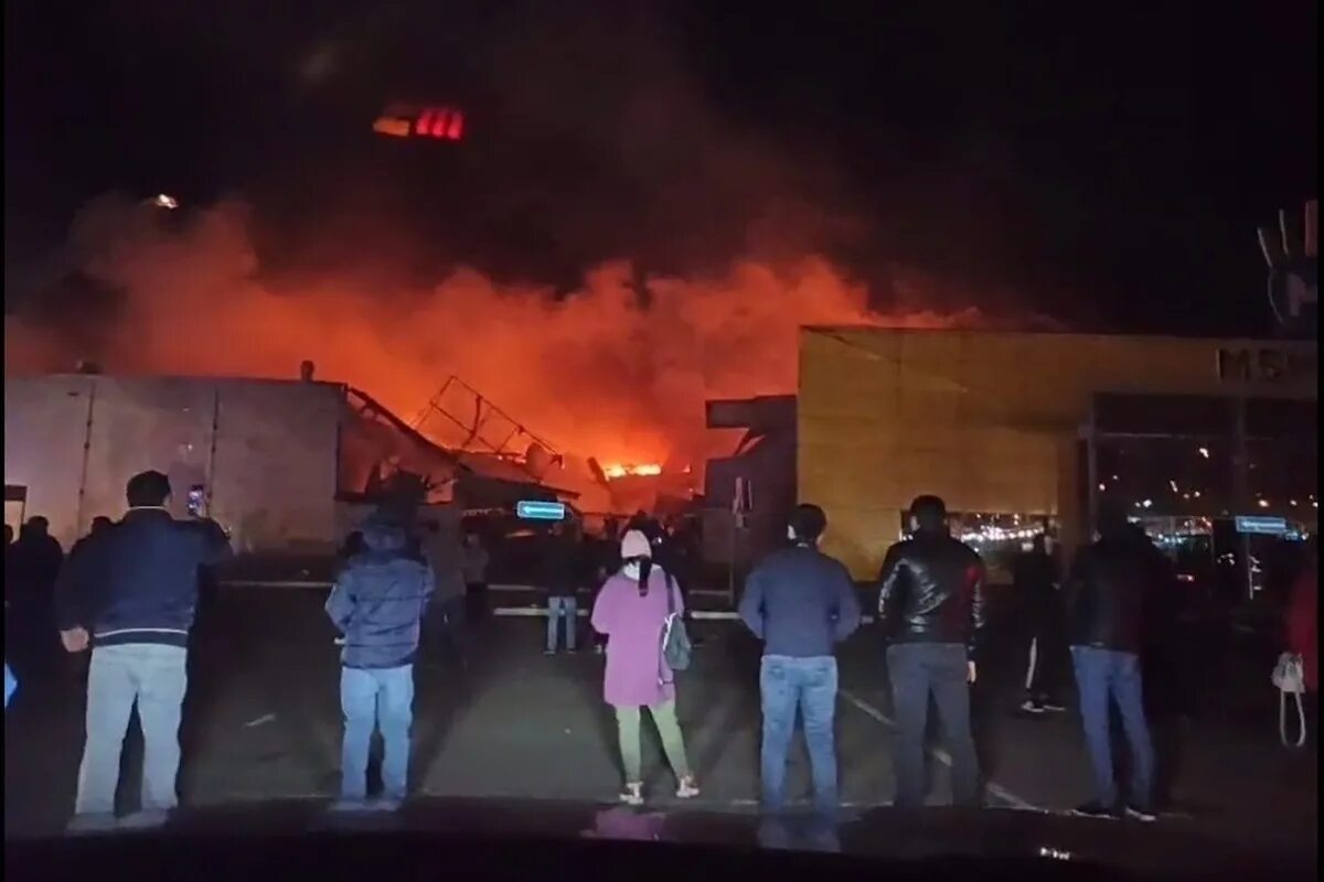 В рязани сгорел. ТЦ м5 Молл Рязань пожар. В Рязани сгорел торговый центр 5 Молл. Рязань горит ТЦ 5 Молл. В Рязани сгорел м5 Молл сгорел.