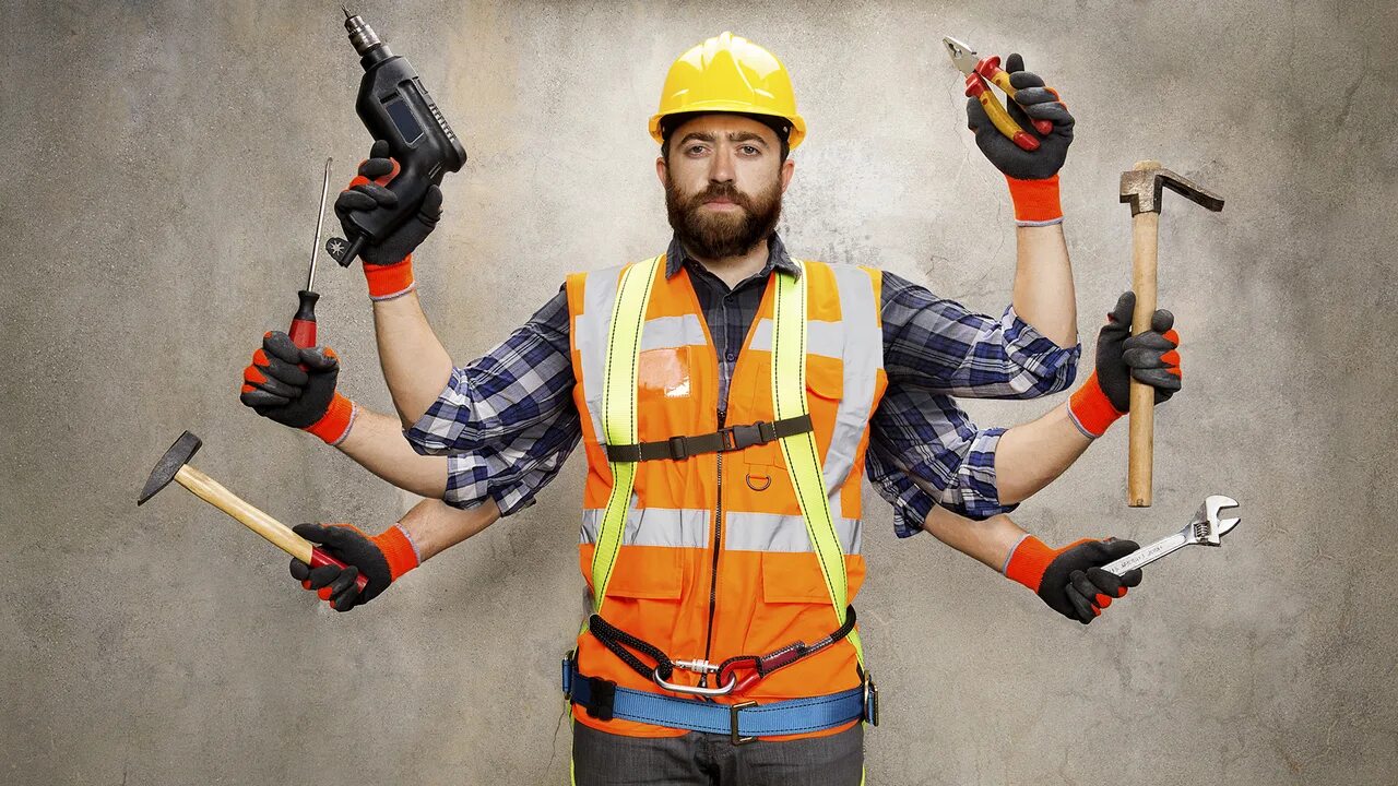 Мужчина работает руками. Строительные работы. Требуются строители. Каска строителя. Инструменты строителя.