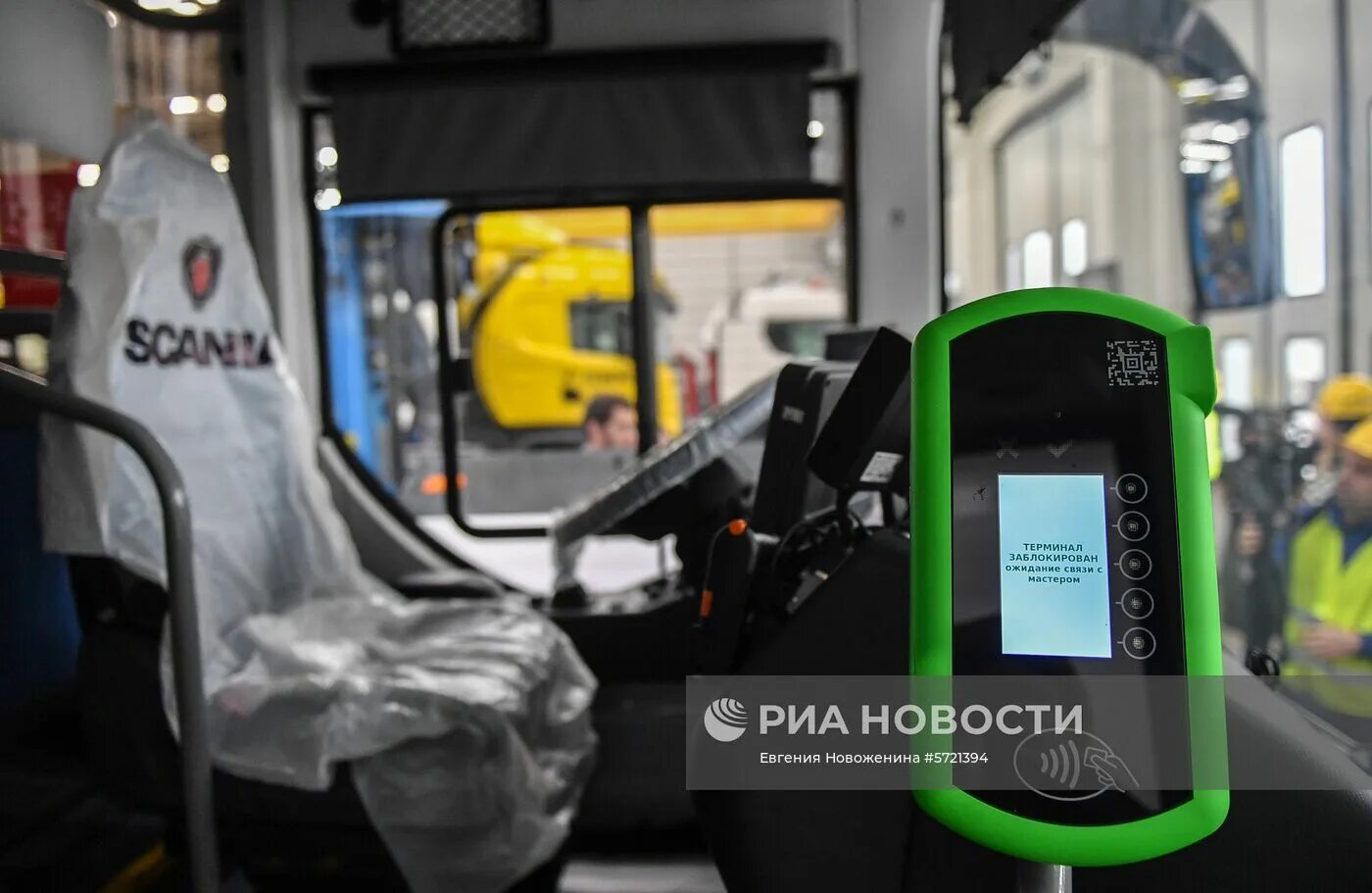 Валидатор зеленый. Валидатор мострансавто. проезд в общественном транспорте. валидатор в автобусе. мострансавто терминал.