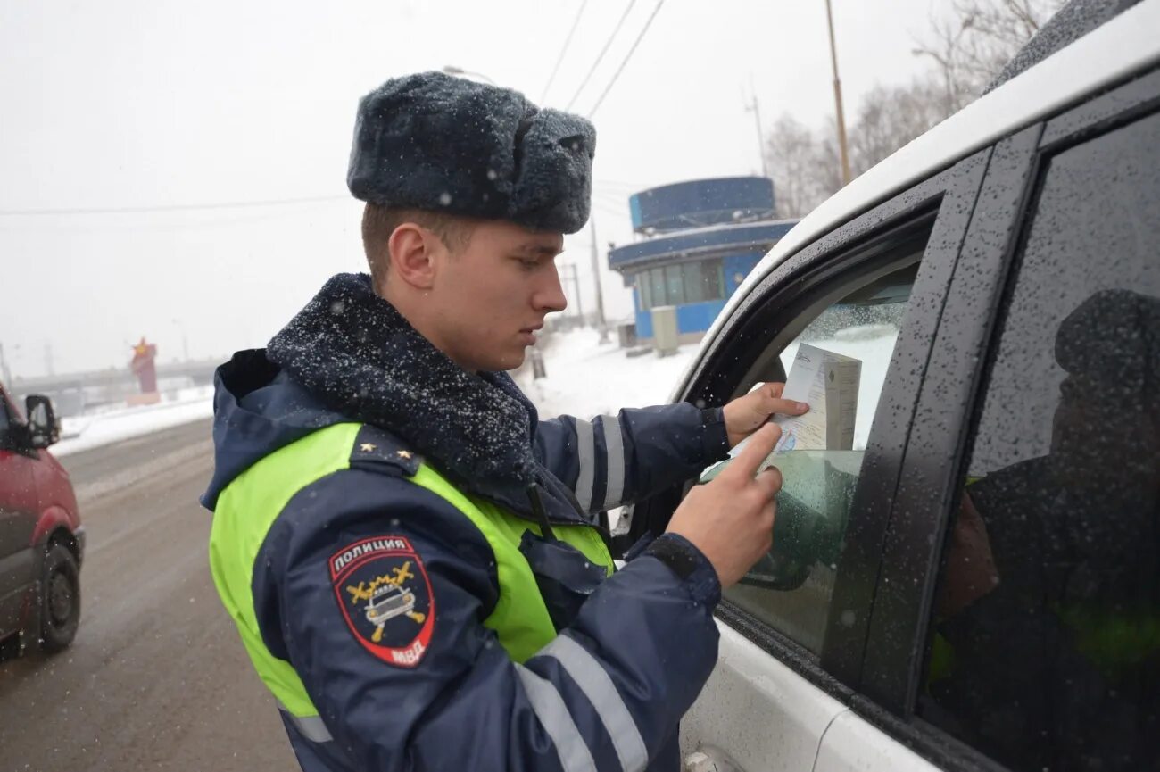 Какое оборудование использует дпс. Сотрудник дпс. полицейский на дороге.