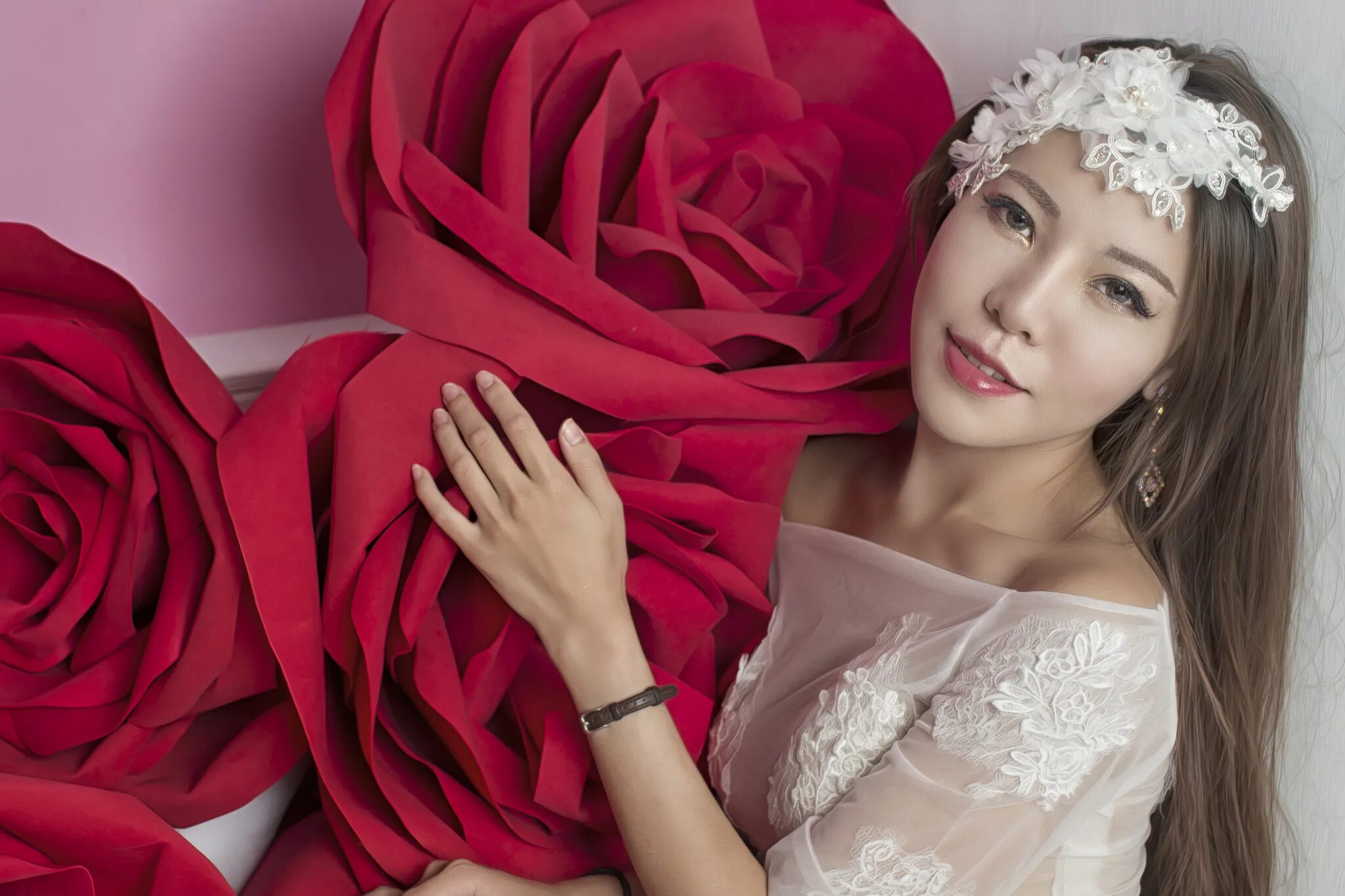 Племянница азиатка. Красивая невеста. Невеста азиатка. Азиатка с розами. Модель в розовом.