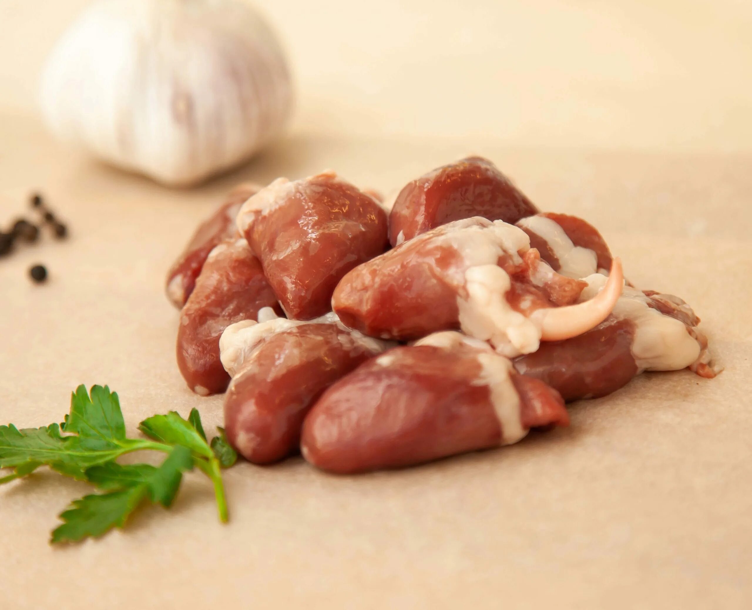 Куриные потрошки. Куриные сердечки в упаковке. сердечки куриные по восточному. белок в куриных сердечках. курица по категориям.