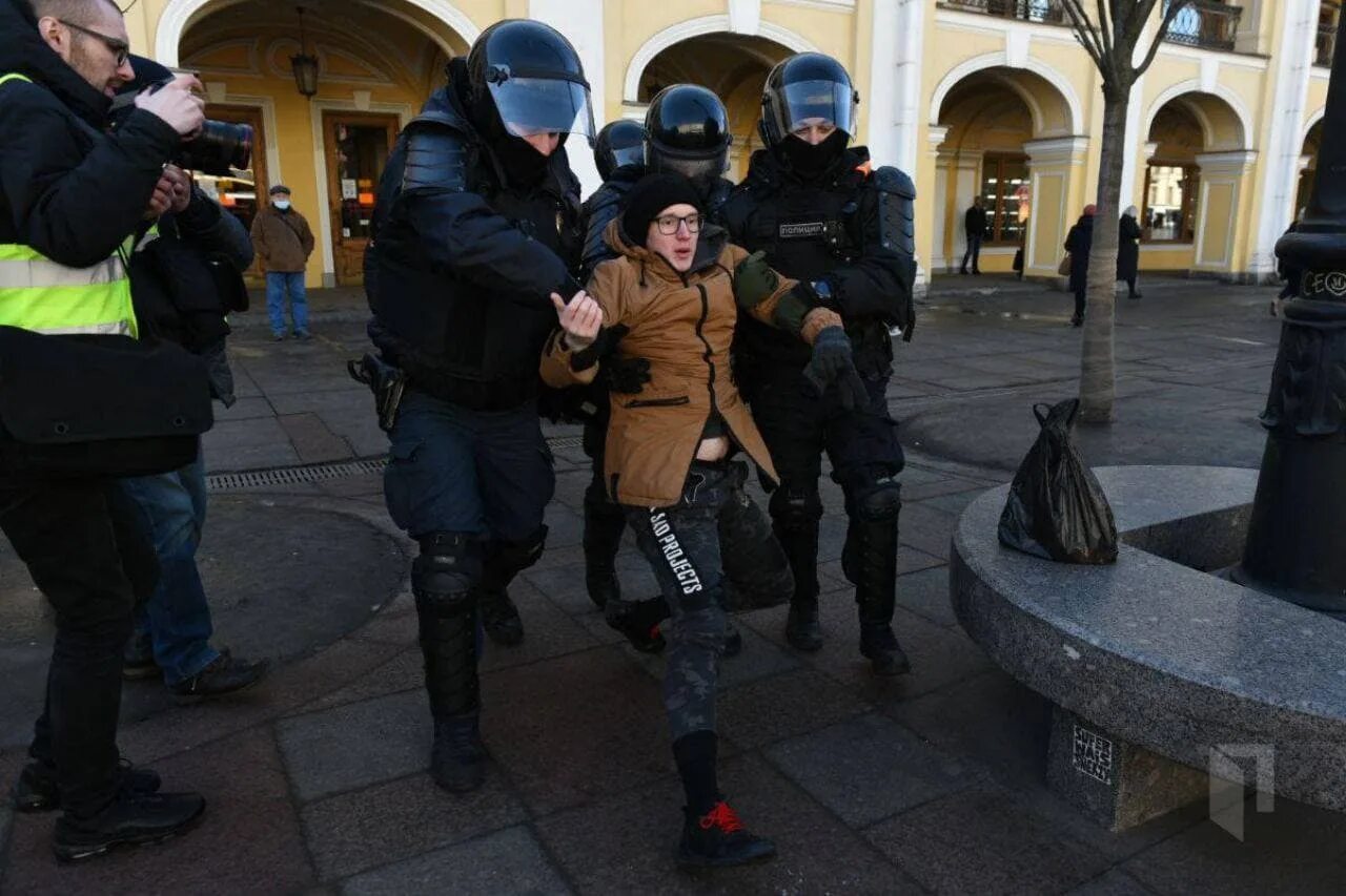 Митинги в Санкт-Петербурге сейчас. Полиция СПБ задержание. Гостиный двор задержания.