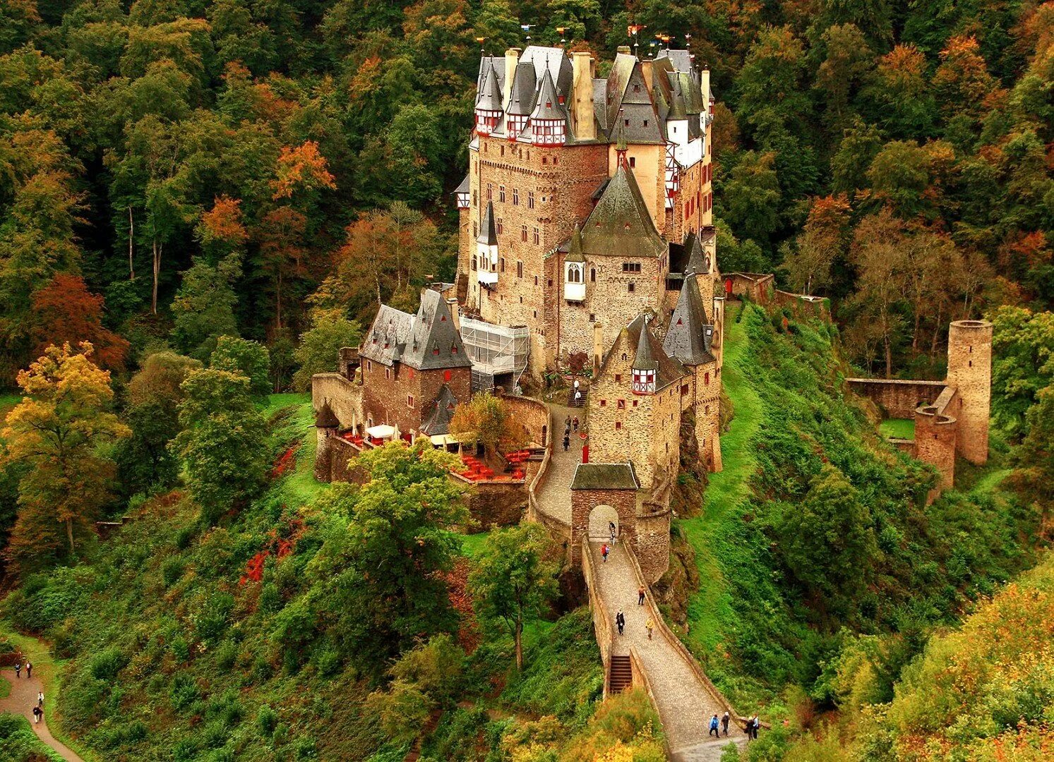 Когда был построен замок. Замок Бург Эльц Германия. Долина Рейна замок Эльц. Замок Эльц Рейнланд-Пфальц Германия. Замок Эльц (Burg Eltz).