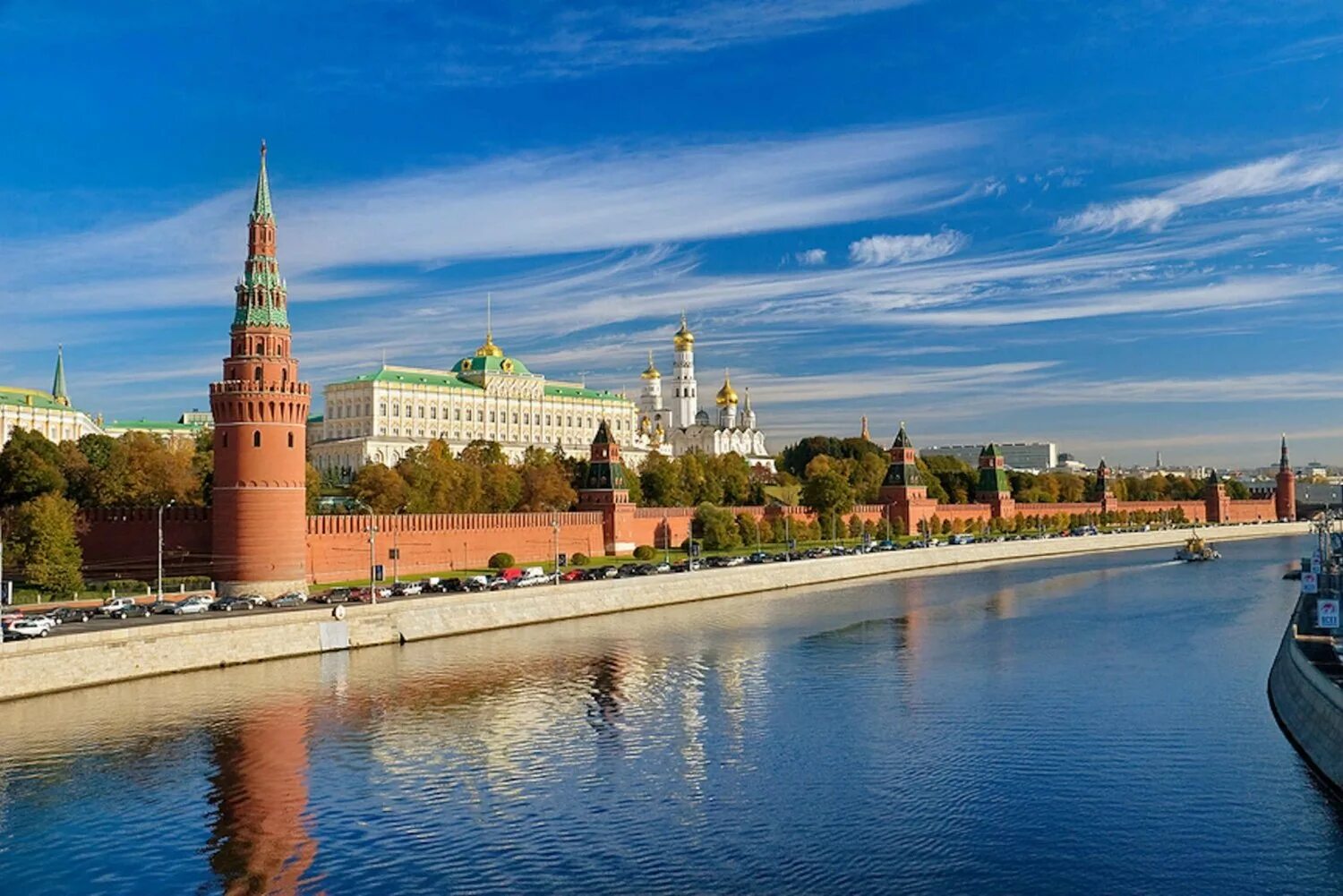 Какие реки протекают у московского кремля. Московский Кремль Moscow Kremlin. Москва река панорама. Московский Кремль вид с Москвы реки. Вид на Кремль с Москва реки.