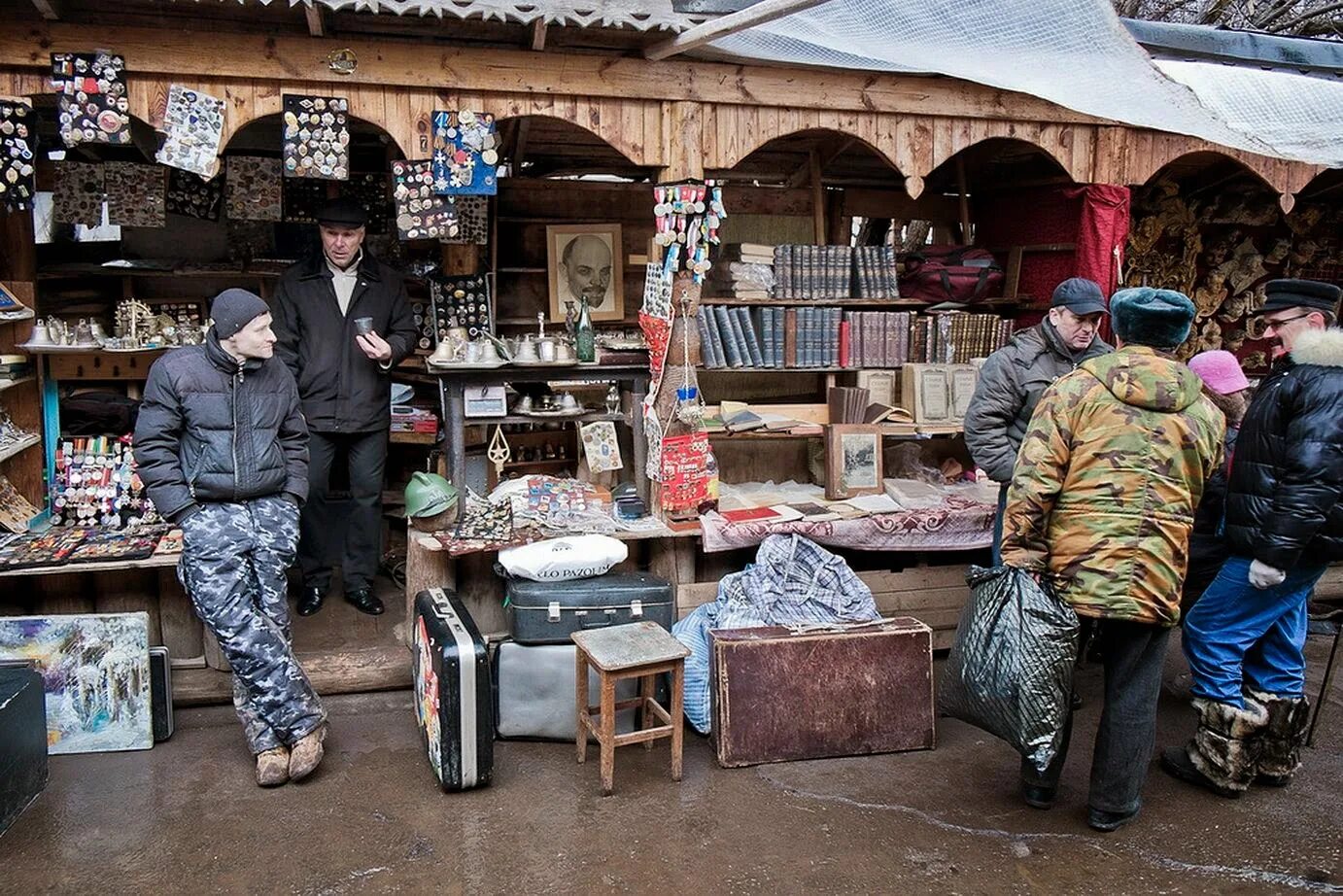 Московский блошиный рынок. Измайловский Вернисаж Москва блошиный рынок. Блошиный рынок в Измайловском вернисаже. Измайловский Кремль блошиный рынок. Измайлово антикварный рынок Кремль.