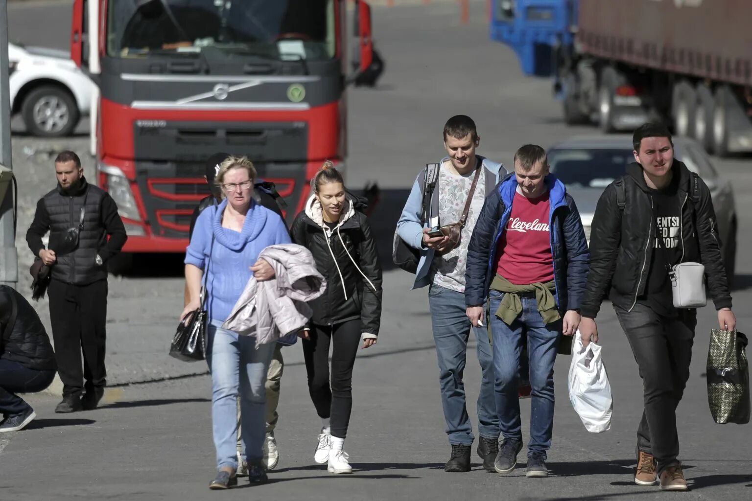 Новости эмигрантов в россии на сегодня. Грузия мигранты из России. Приезжие в России. Эмиграция из России 2022 верхний Ларс. Верхний Ларс мобилизация 2022.