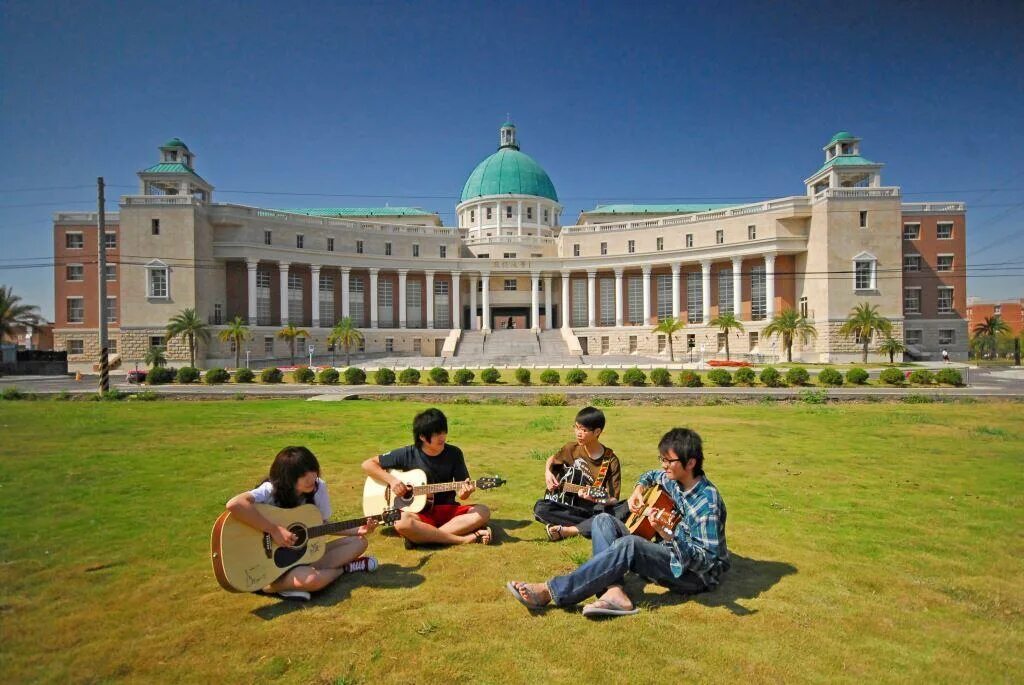 Университет цинхуа в китае поступление. Университет азии. Лучшие университеты китая. Учебные заведения азии. Asia university тайвань.