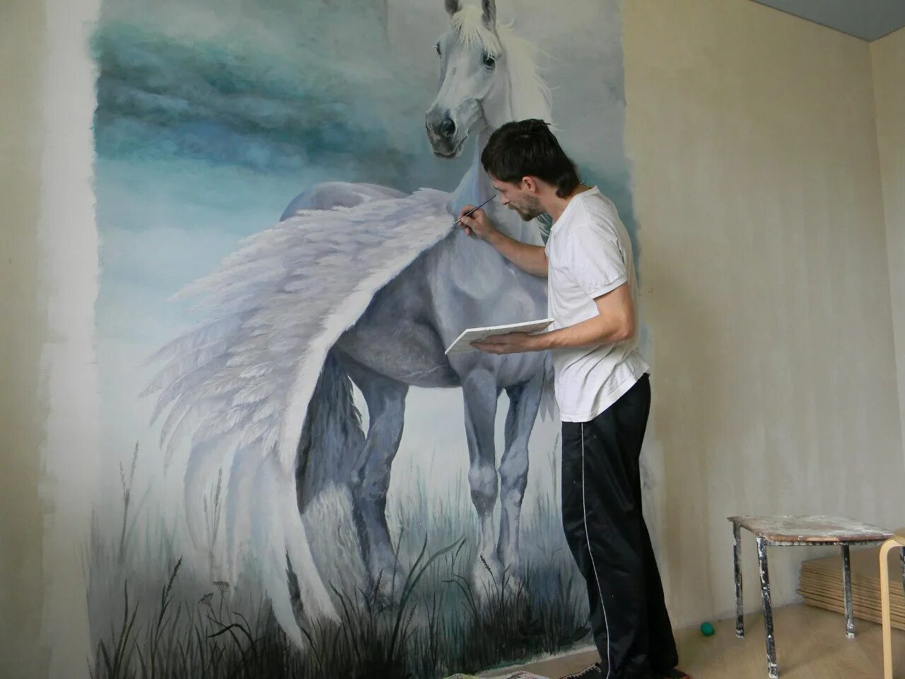 Живопись на стене. Роспись стен. Художественная роспись стен. Мужик привел коня в квартиру