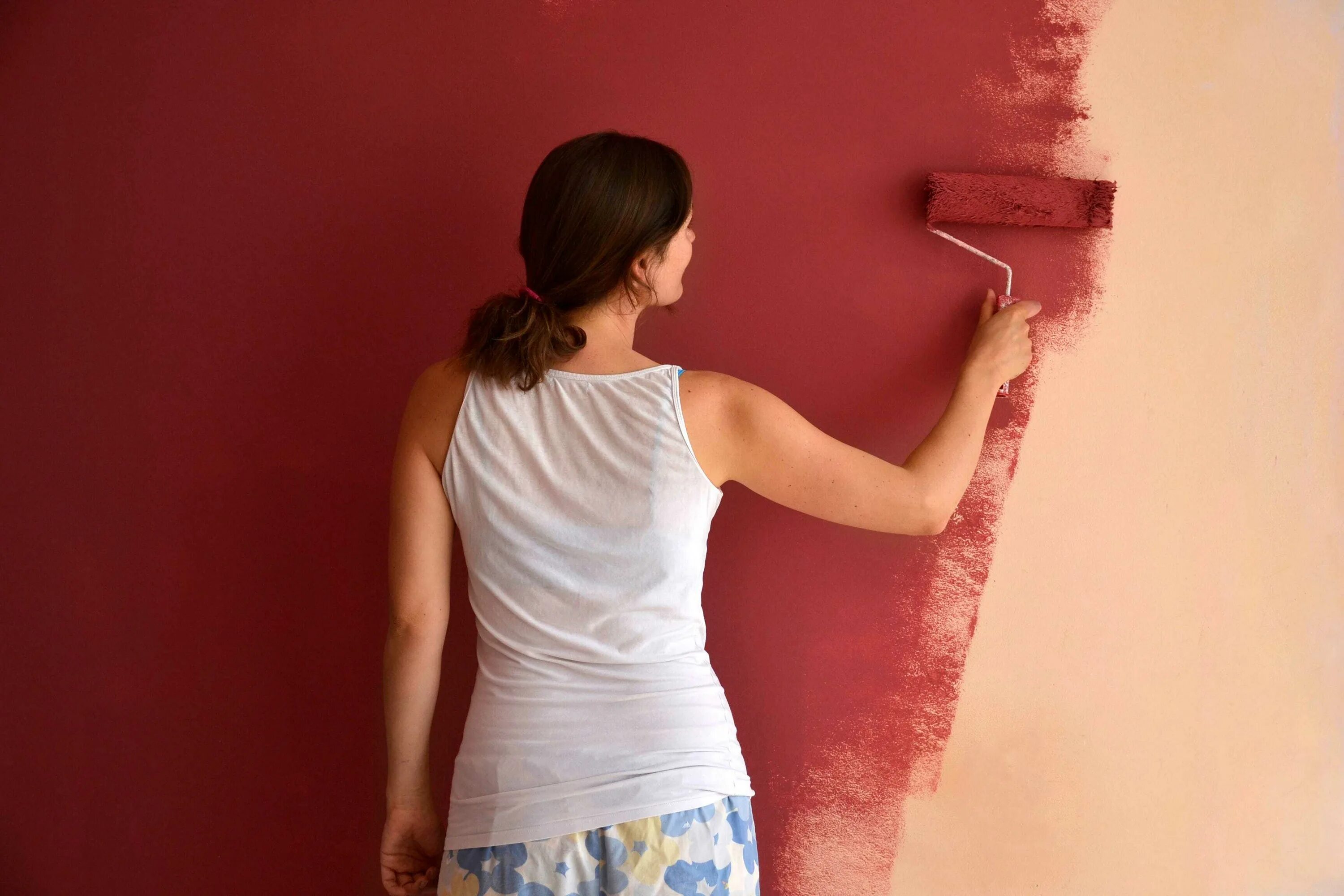 Какой краской можно красить обои. Краска для стен. Валик красит стену. Акриловая краска для стен. Латексная краска для стен.