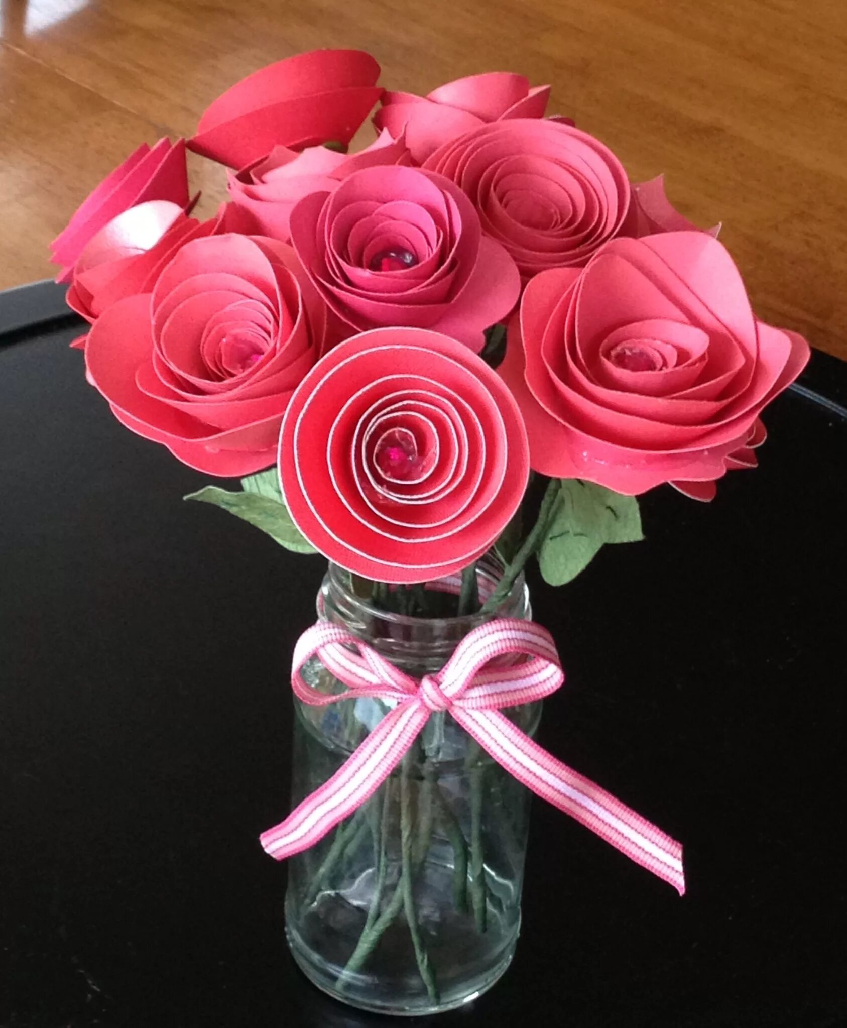 как сделать цветы для мамы. как сделать цветы для мамы. весенние поделки из бумаги. цветы из цветной бумаги для детей. цветы из бумаги.