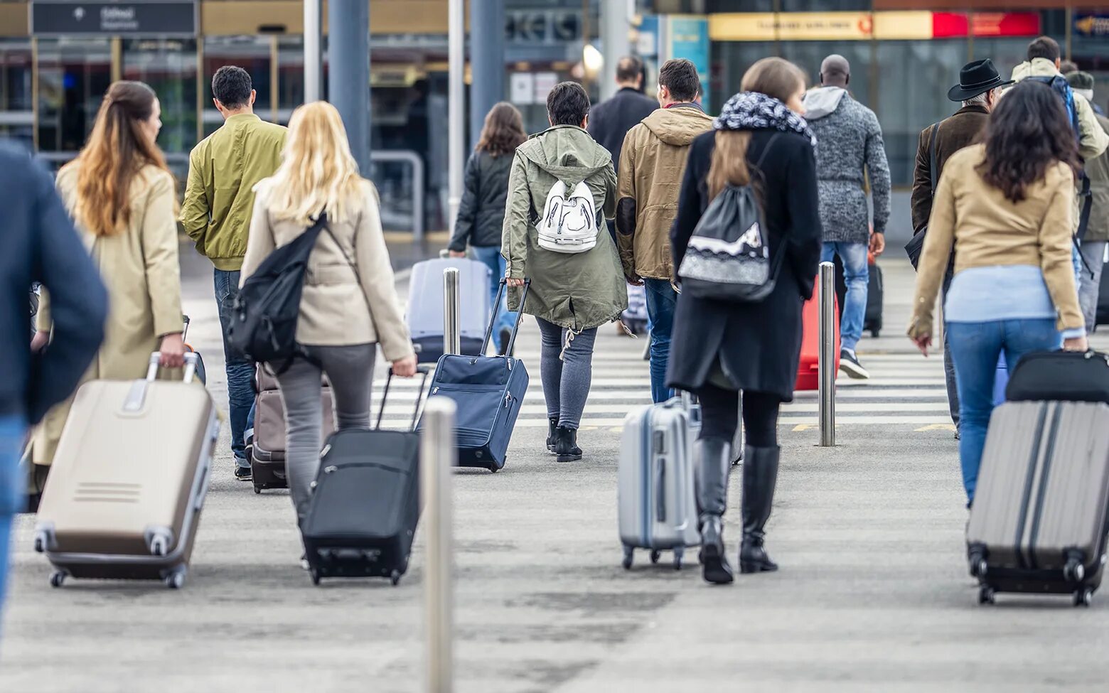 Россияне уезжают из россии. Эмиграция чемоданы. Бегут из россии. Эмигранты из россии. Туристы в аэропорту.