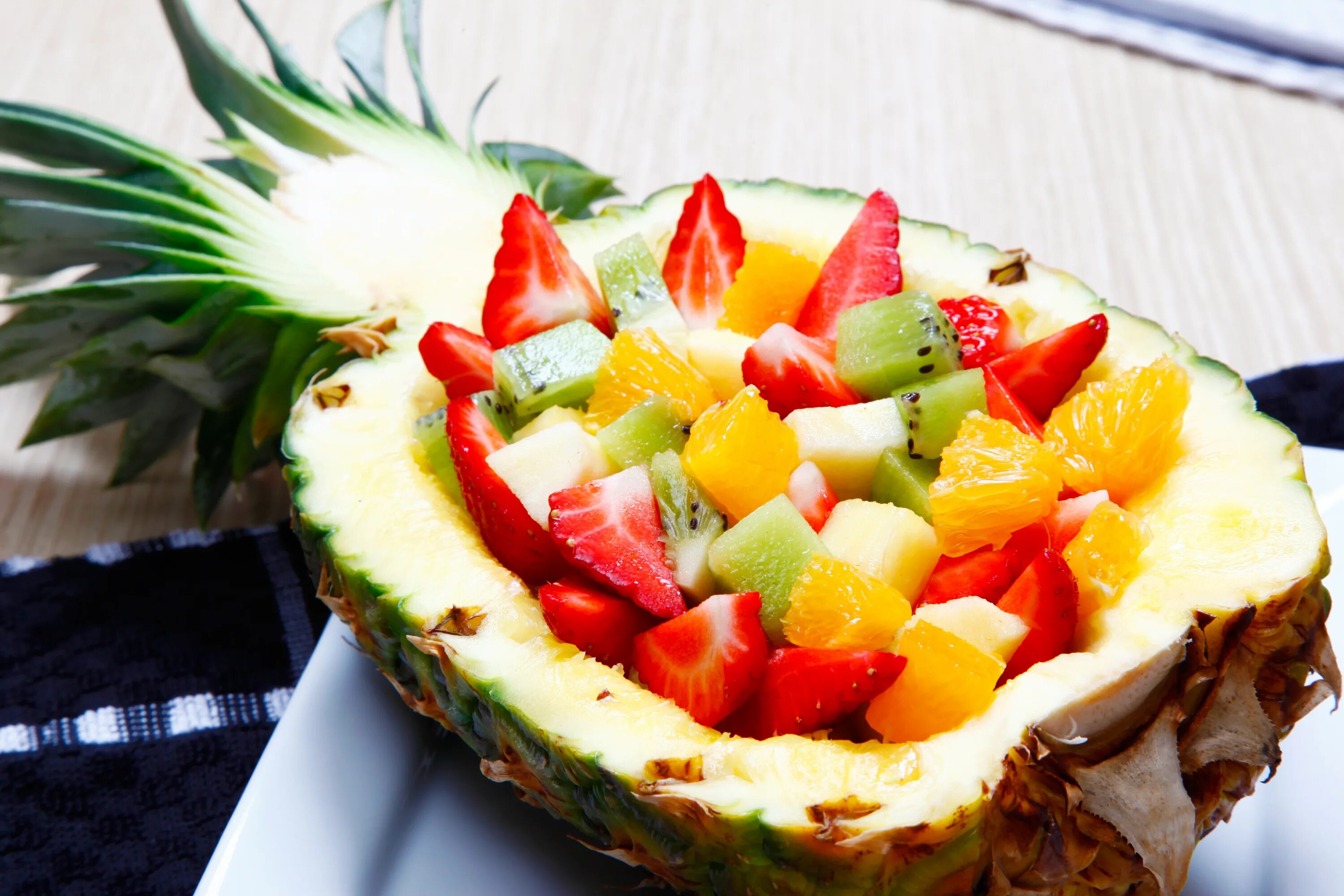 Десерт с ананасом. Пицца с ананасами и курицей рецепт. Закуска из лимона с ананасами. Курица с ананасами и сыром. Пп рецепт с ананасами.