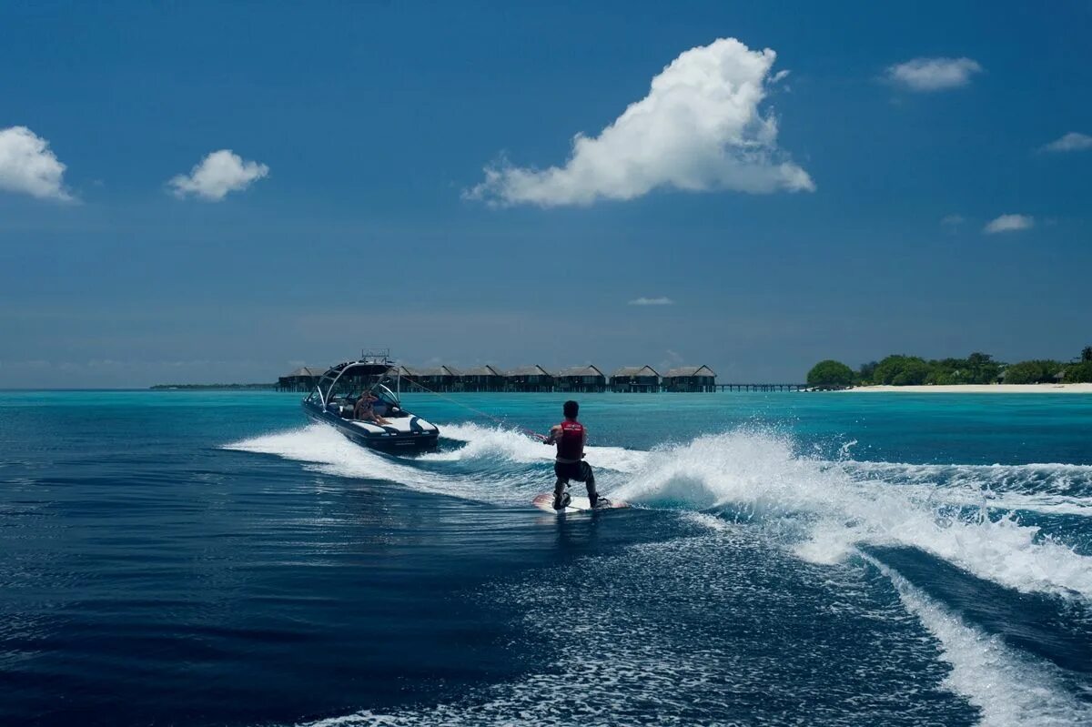 Вейкбординг Мальдивы. Вейк Мальдивы. Флайборд Мальдивы. Beach Luxury Resort watersports. Traveling wave