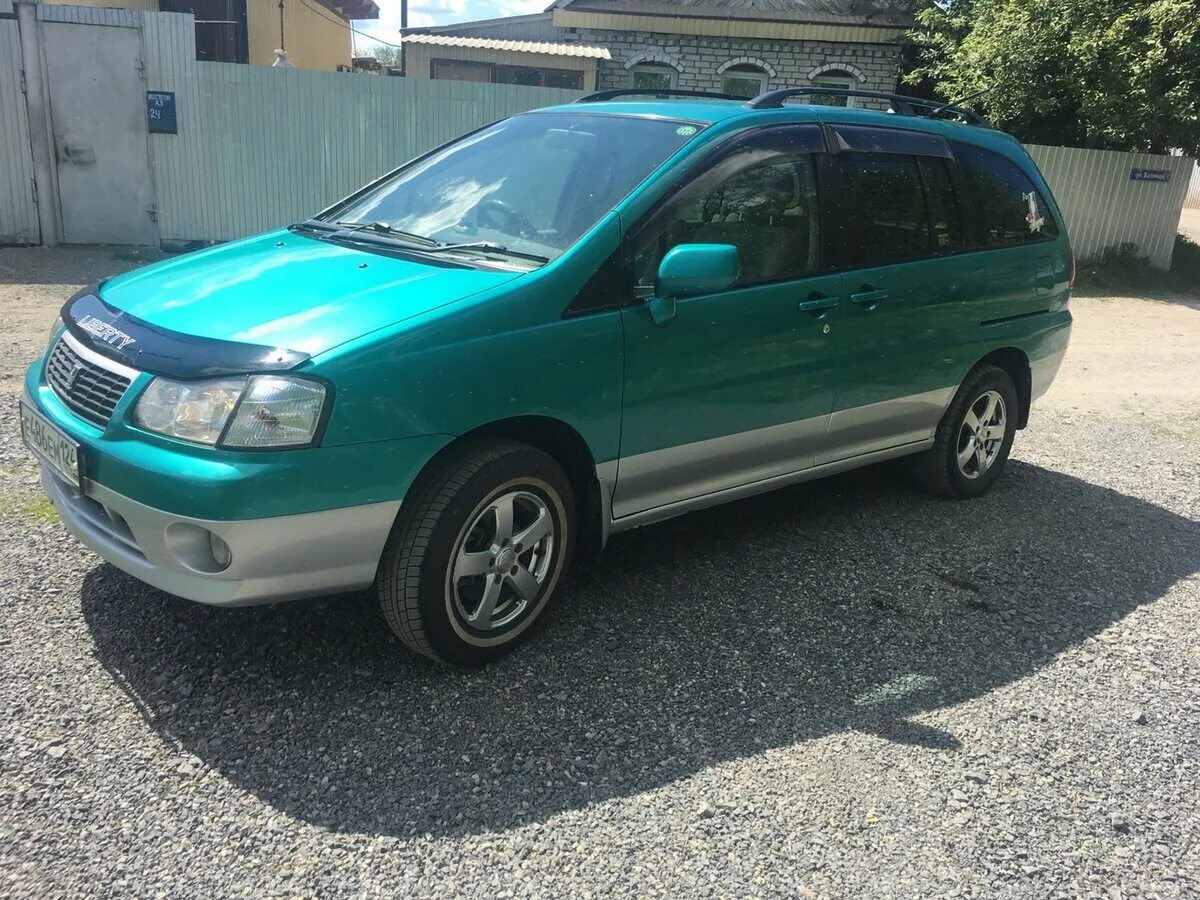 Либерти 2001 года. Nissan Liberty 2001. Nissan Liberty зеленая. Ниссан Либерти 2001 с мухобойками. Ниссан Либерти салатовая.