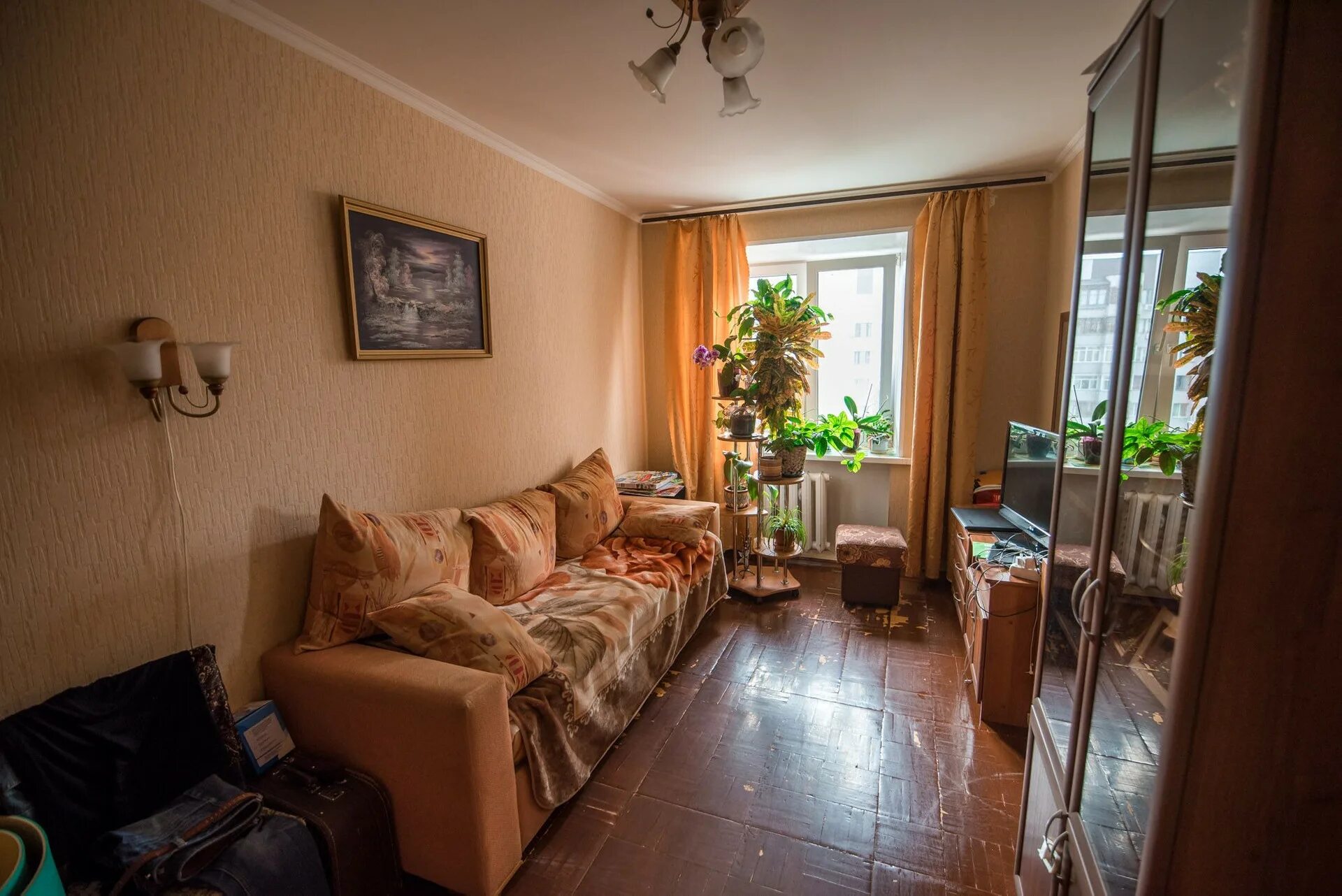 Купить квартиру в ти. Квартира обычная. Обычная квартира в России. Обычная жилая комната. Дешевые комнаты.