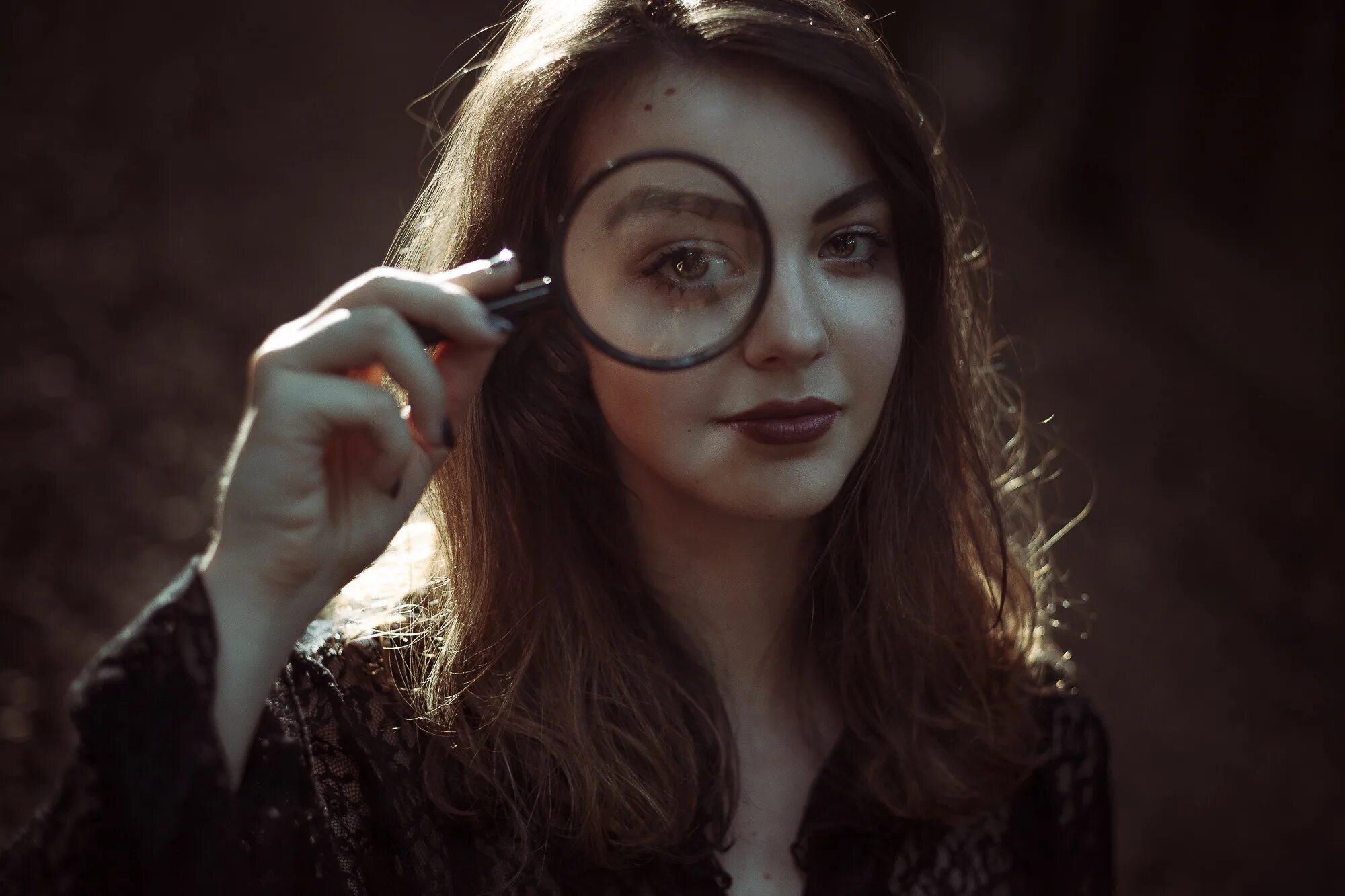 Дети являются увеличительным стеклом. Наблюдение лупа. Девушка с лупой. Лупа герл. Девушка с лупой.