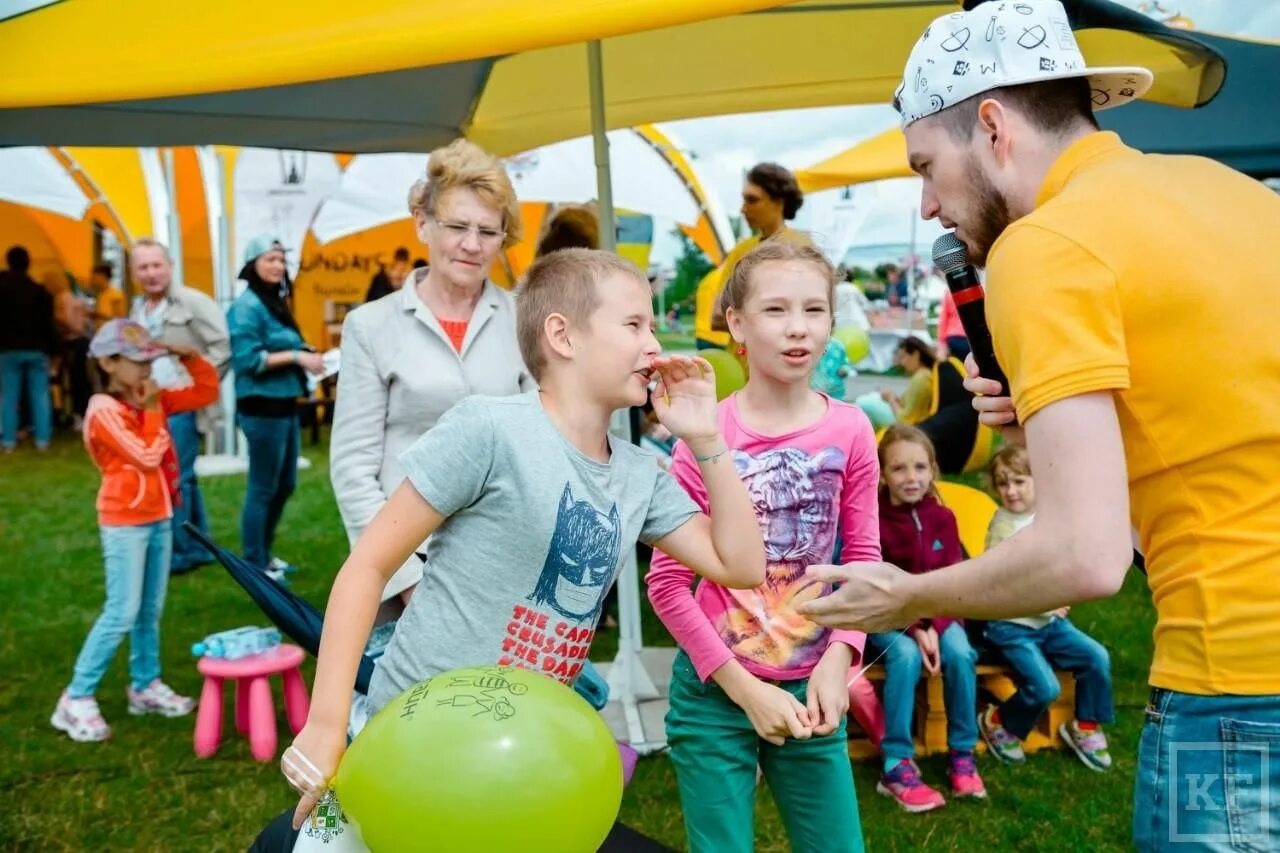 Детский праздник летом. Летний фестиваль. Дети в парке праздник. Развлекательные мероприятия для детей.