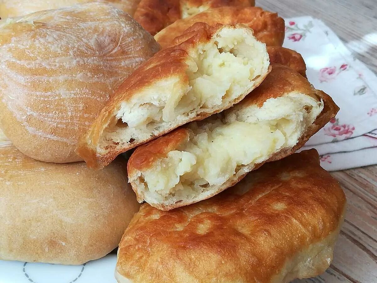 Вкусное дрожжевое тесто для духовки. Тесто для пирожков. тесто для пирожков на ке. тесто на кефире для пирожков без дрожжей. тесто на кефире для пирожков.