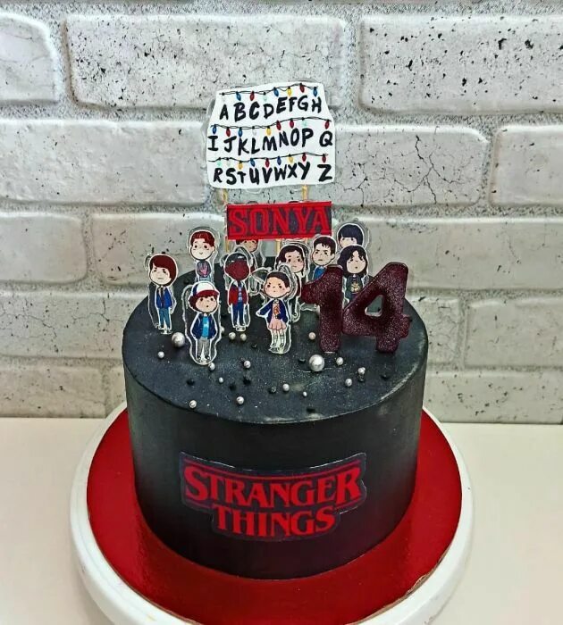 надпись stranger things на торт красного цвета. как выглядит торт с персонажами очень странных дел. торт очень странные дела. торт на день рождения с очень странные дела. торт в стиле очень странных дел.