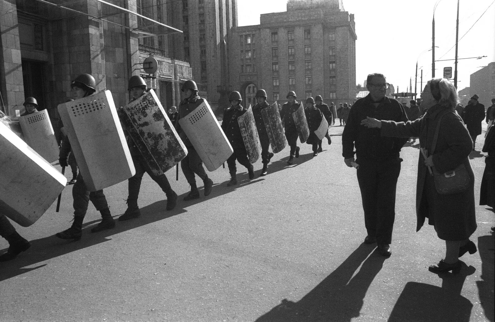 В москве есть военное положение. Октябрьский путч 1993. Москва октябрь 1993. Штурм Останкино 1993. Красный октябрь 1993.