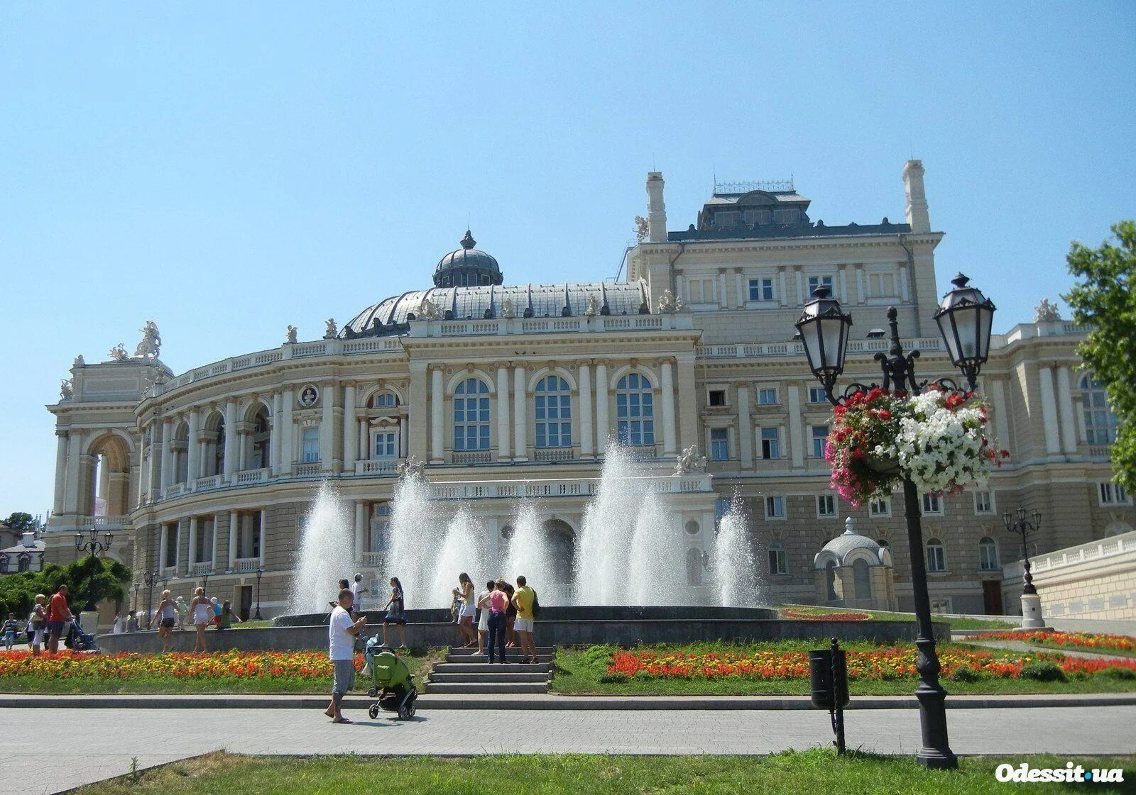 Население города одесса. Театральная площадь Одесса. Одесский оперный театр. Город Одесса Украина. Площадь оперы Одесса.