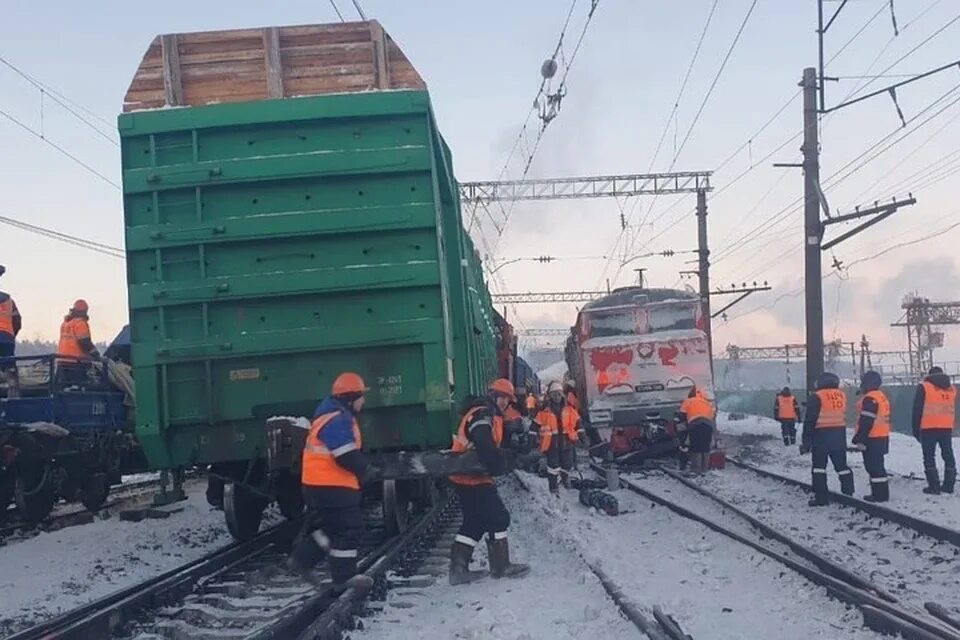 Поезд пришел на станцию утром по мосту. Сход вагонов ДВЖД. Сход тепловоза станция Саянская. Сход поезда. ВСЖД сход тепловозов.