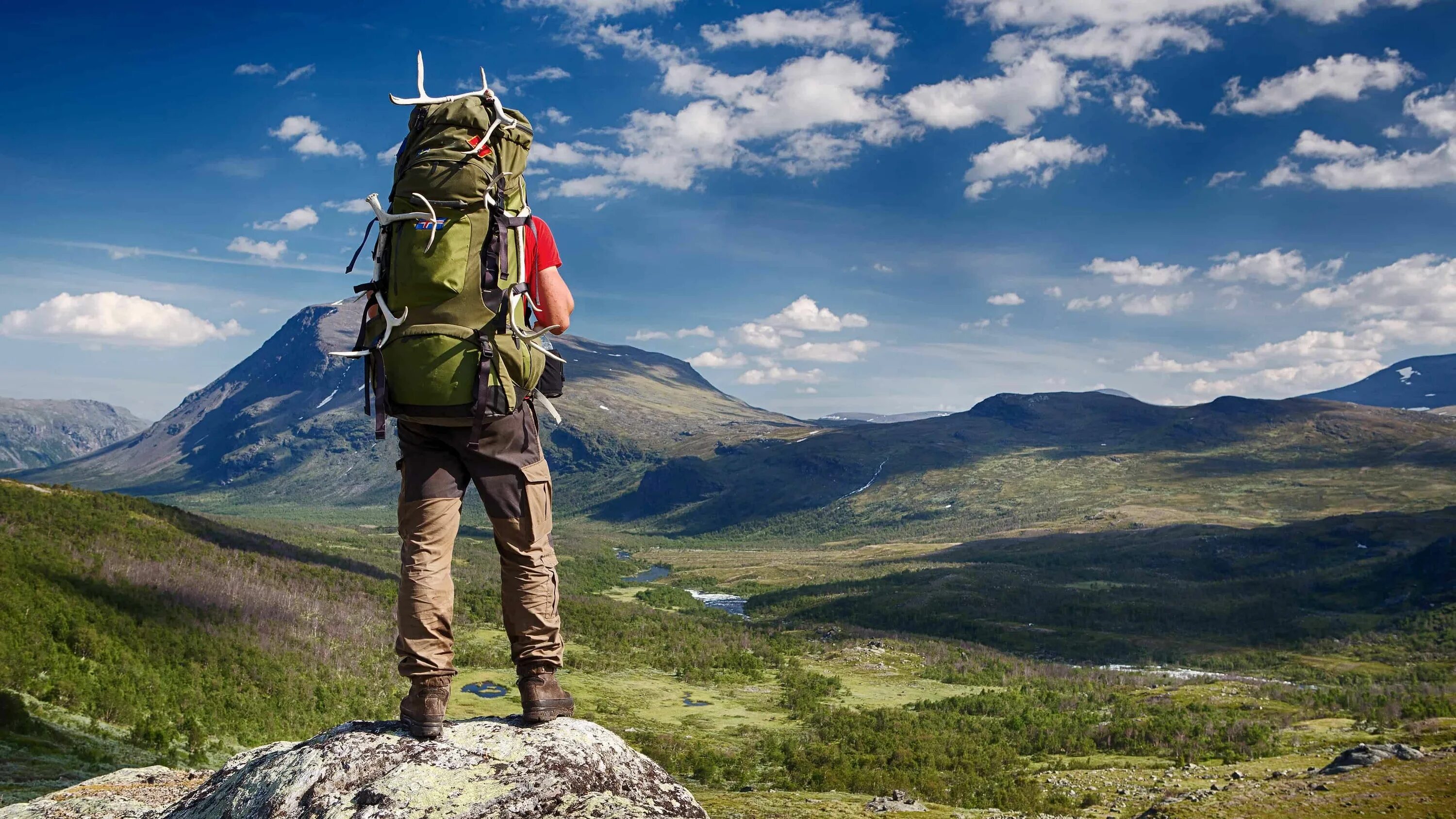 Explore the journey. Треккинг хайкинг. Поход в горы. Путешественник в горах. Человек с рюкзаком.