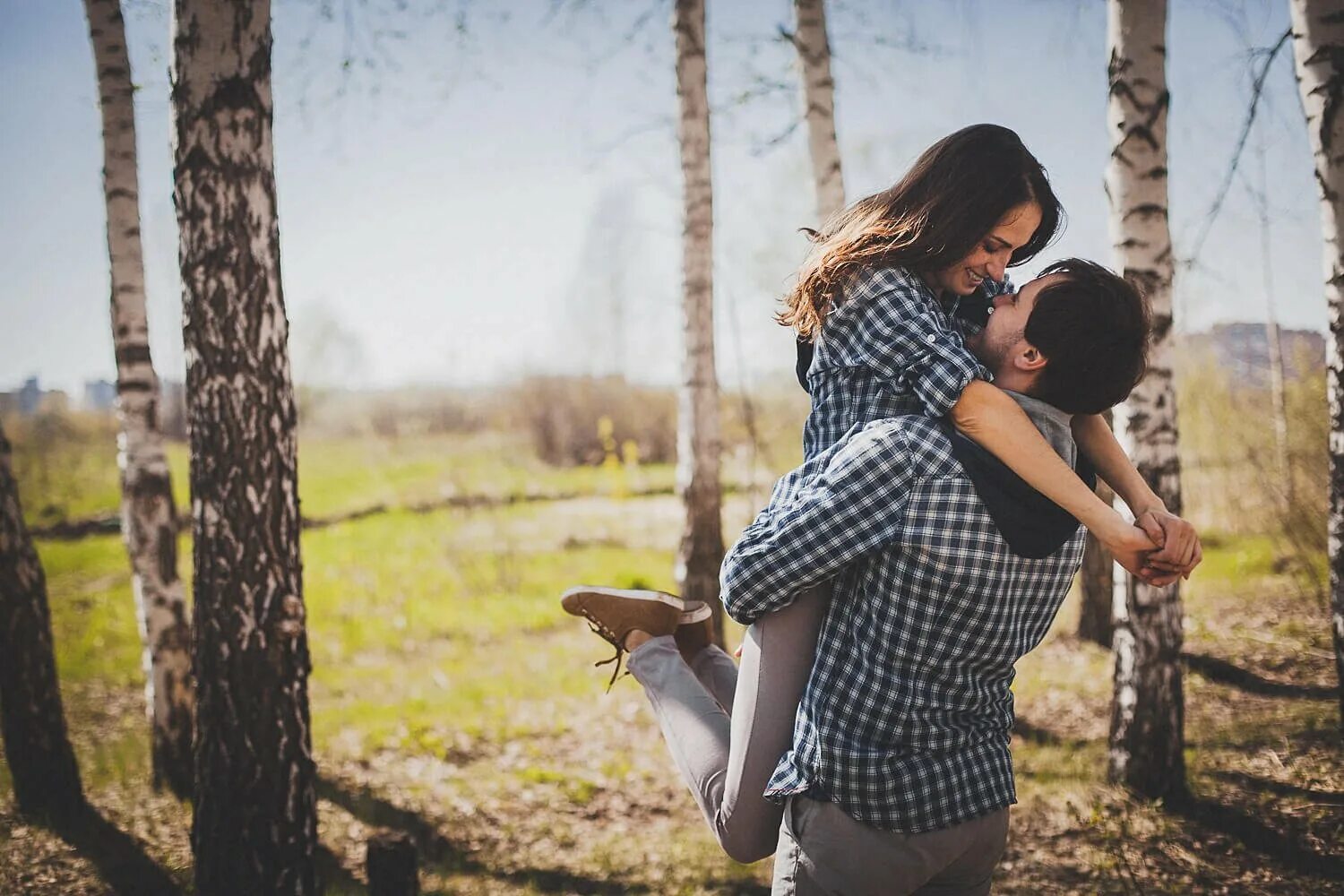 красивые пары любовь. позы для фотосессии парами. романтические объятия. влюбленные на природе. необычные фотосессии пар.