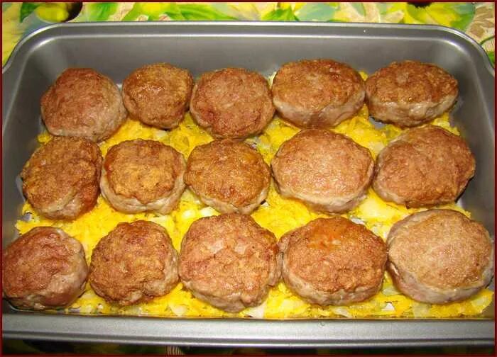 Рецепт котлет с картошкой и фаршем. Мясные котлеты в духовке. котлеты из фарша в духовке. котлеты в духовке с подливкой. котлеты из фарша в духовке с картошкой.