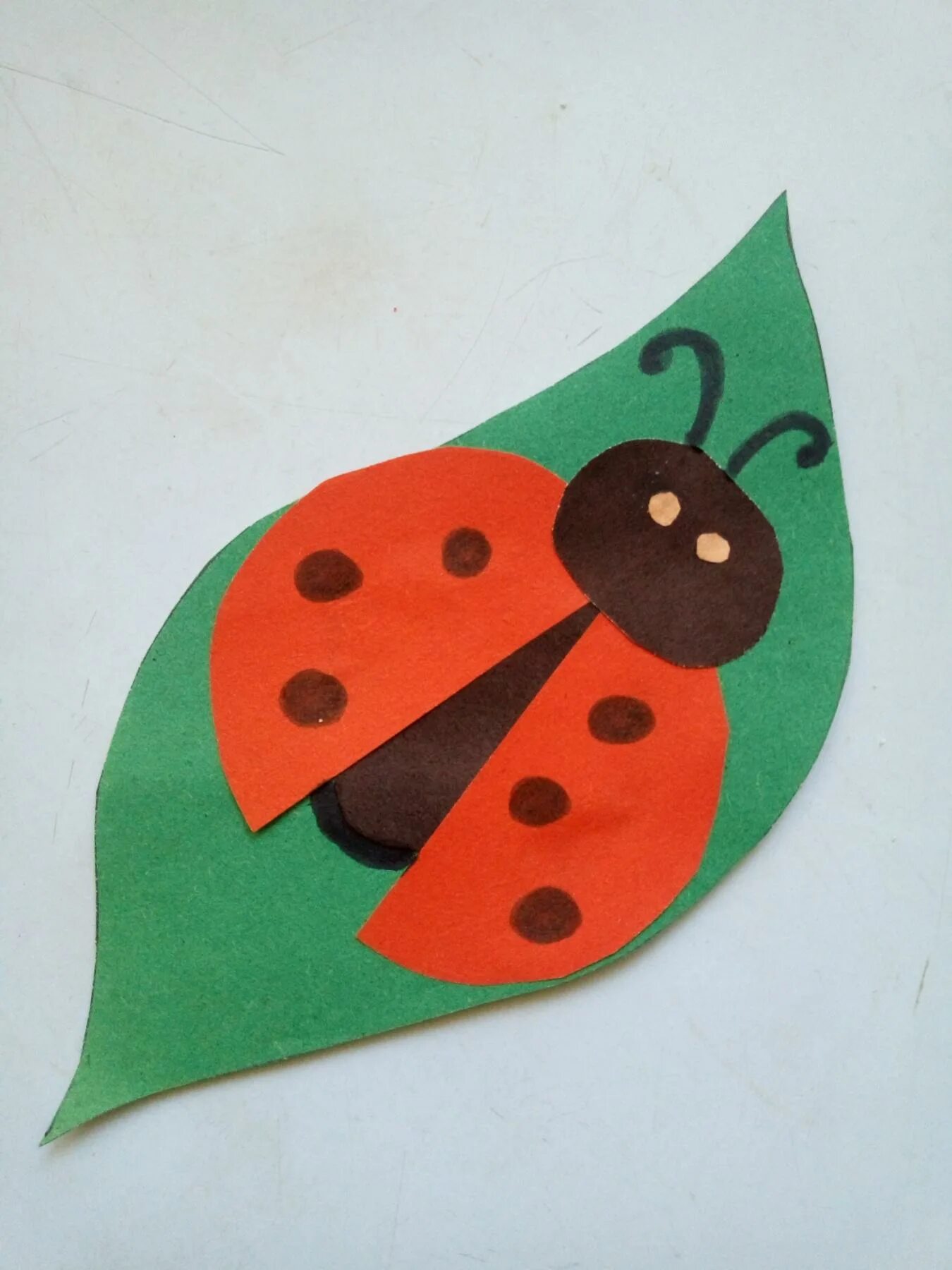 аппликация божья коровка из цветной бумаги.