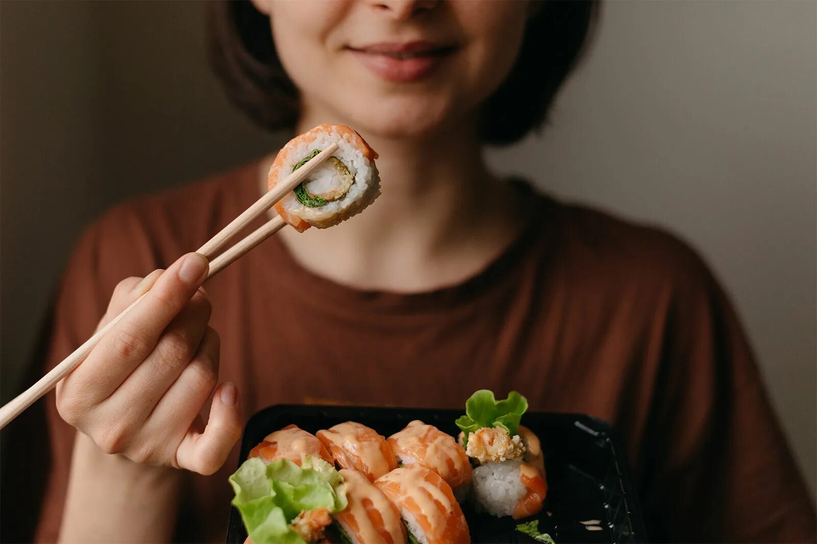 Sushi to eat. Ест суши. Польза суши. Вредная еда суши. Японка с роллами.