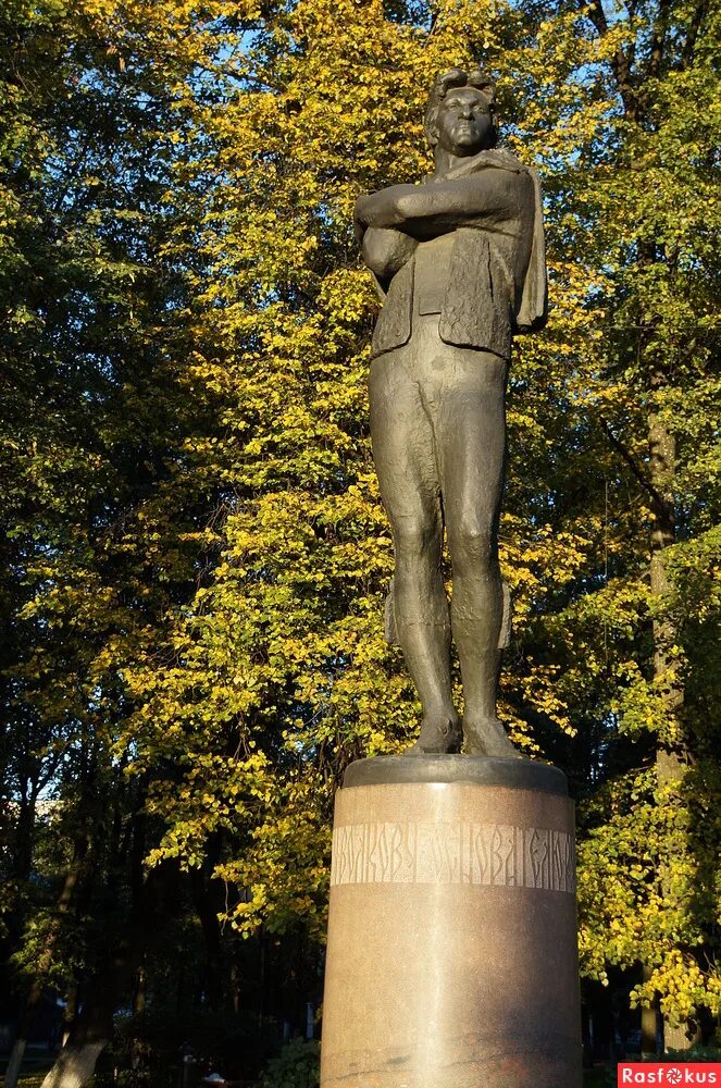 Памятник Волкову в Ярославле. Памятник Федора Волкова Ярославль. Ярославль памятник Федору Григорьевичу Волкову театр. Памятник федору волкову