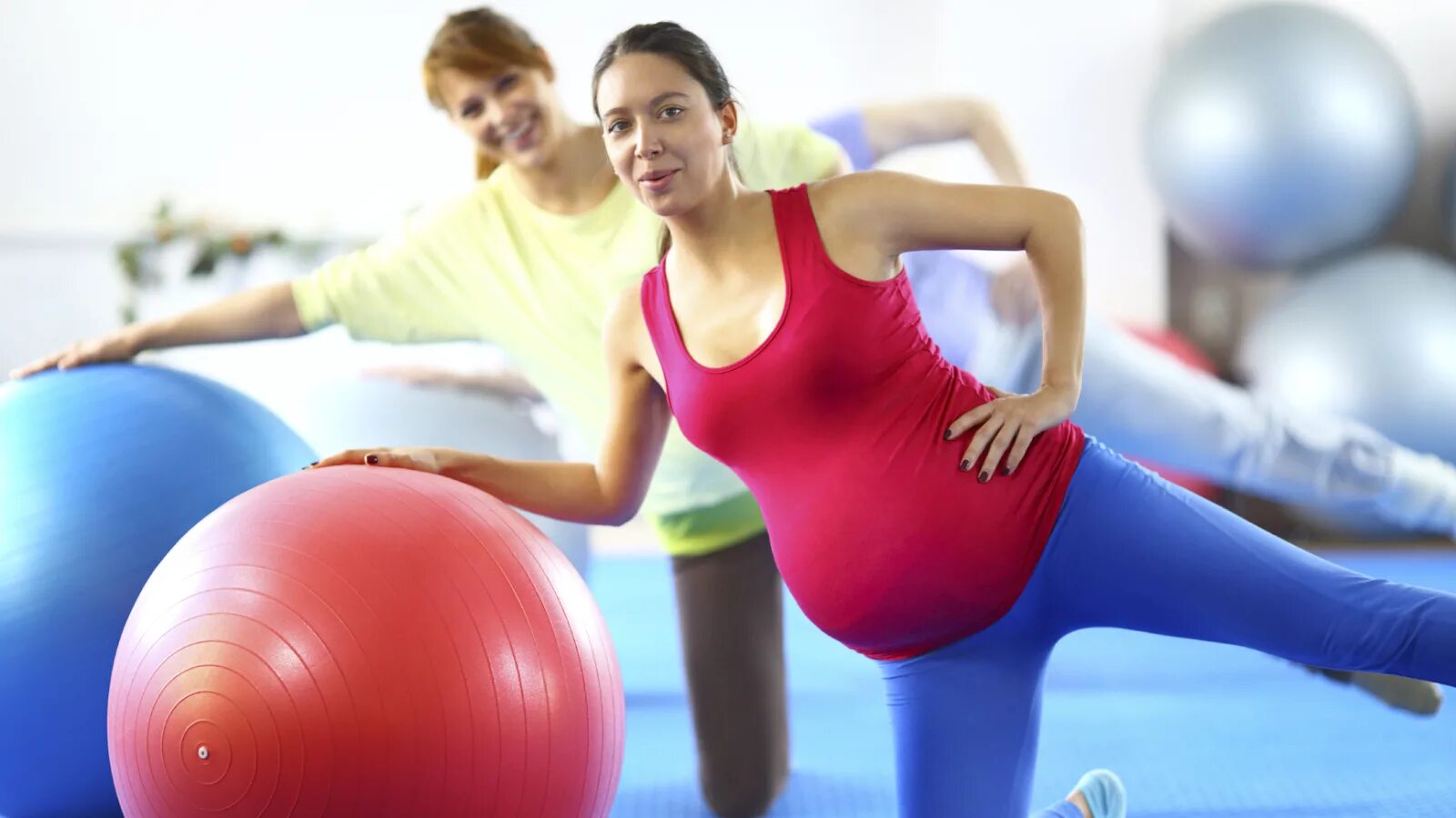 Занятия для беременных. Групповые занятия для беременных. Пилатес для беременных. Физическая активность беременных.