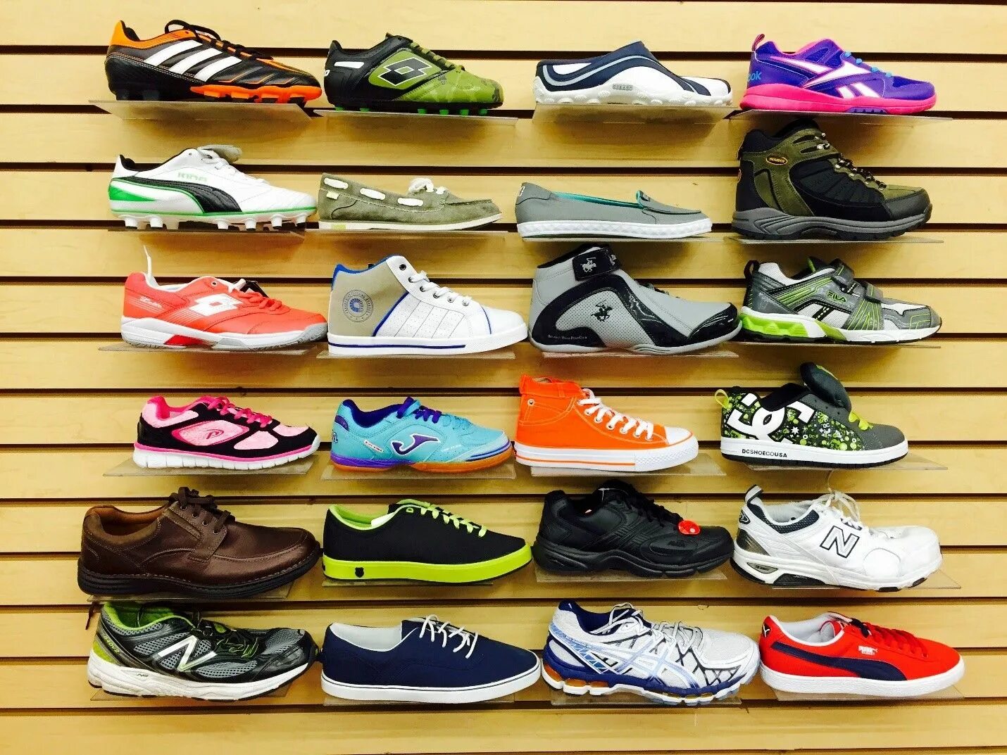 Рынок спортивной обуви. Кроссовки. Разные кроссовки. Спортивные кроссовки. Коллекция спортивной обуви.
