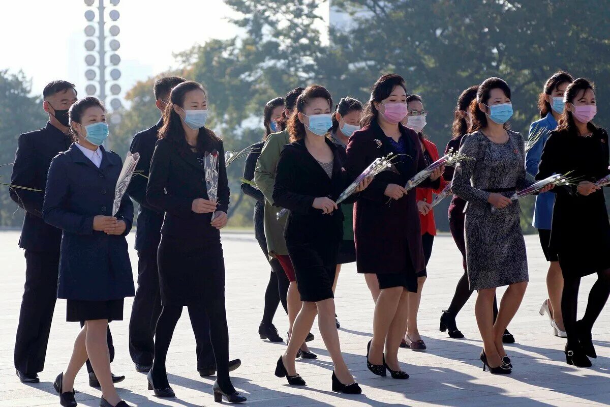 Северная корея начало. Северная Корея Пхеньян. Северная Корея Пхеньян люди. Пхеньян люди 2022. Северная Корея 2022 г.