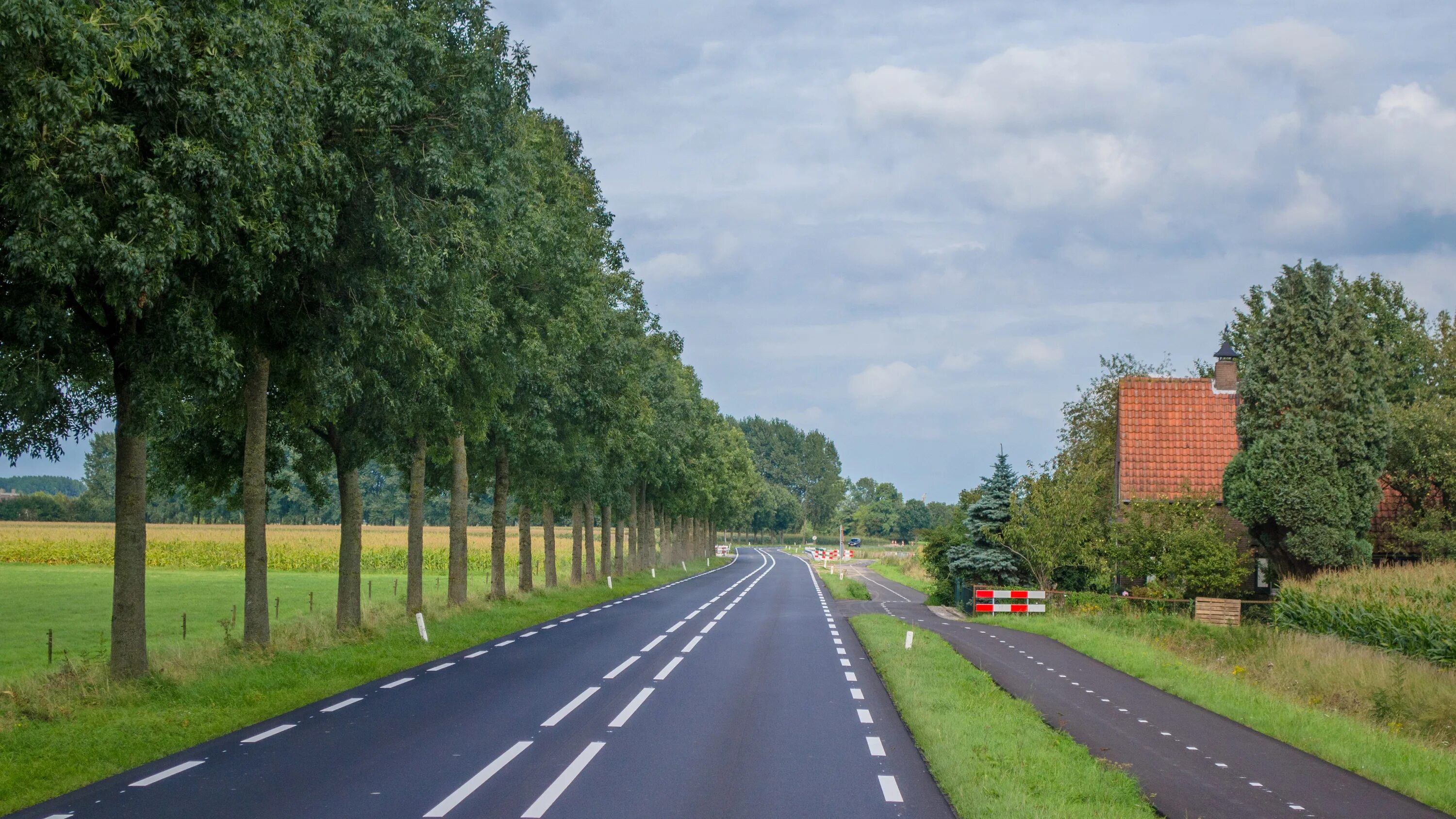 Нидерланды Автобан. Дороги в Голландии. Автодороги Нидерландов. Сельская дорога.