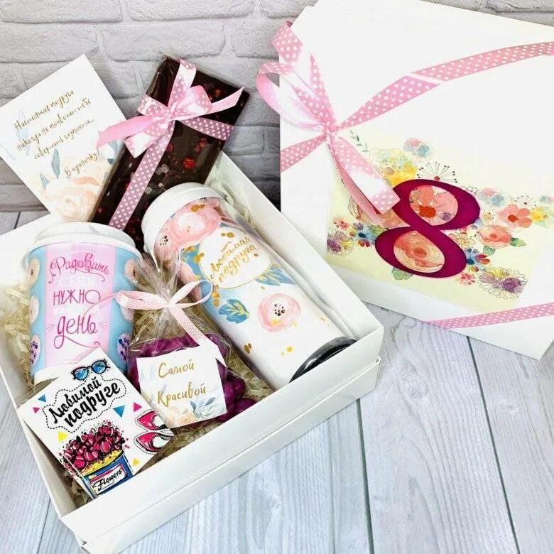 Оригинальный подарок сестре. Подарок подруге на др. Сладкий подарок. Подарок подруге на день. Боксы с подарками для девушек.