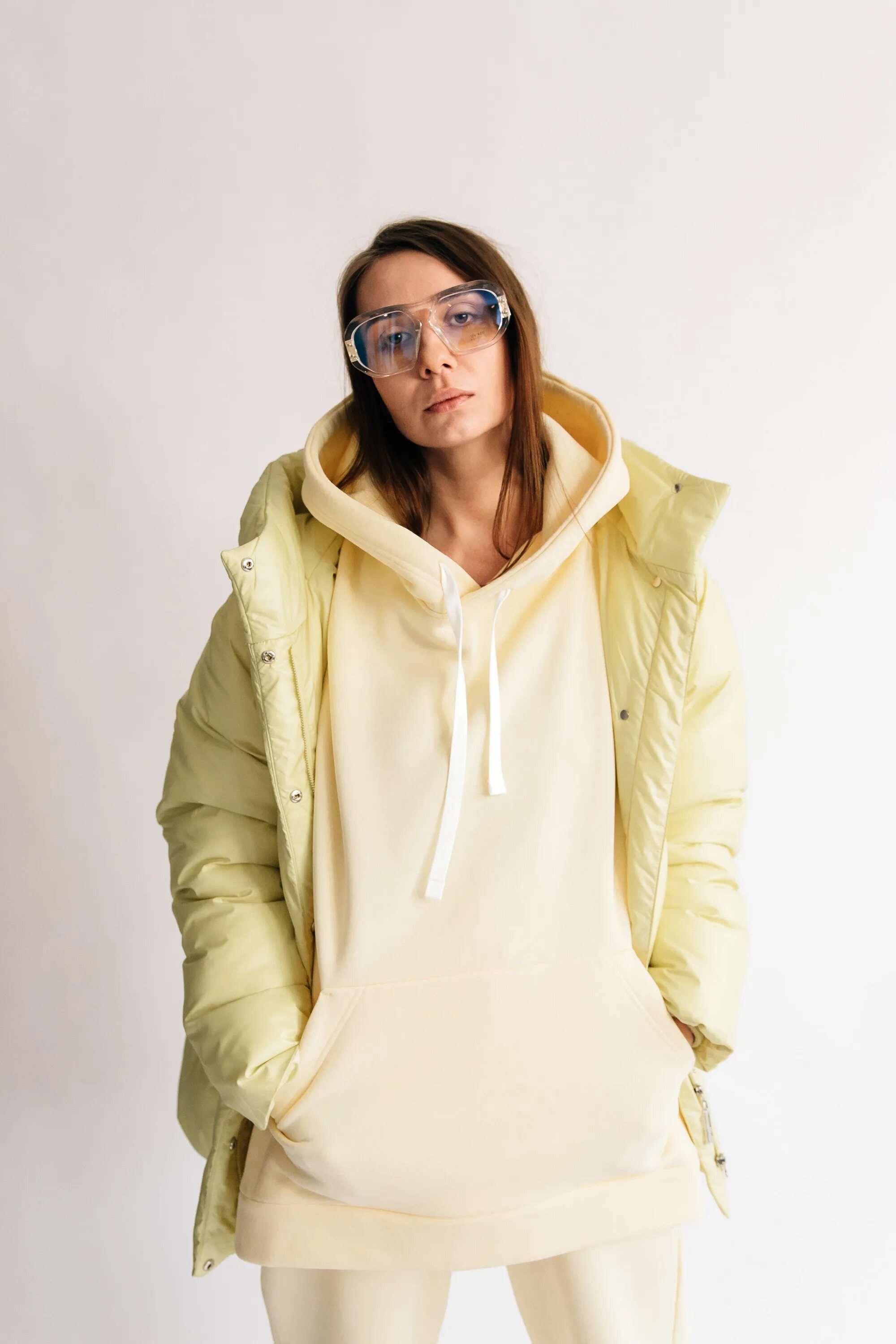 Худи и кожаная куртка женская. Джинсовка с худи. Куртка толстовка мужская. Толстовка мужская с капюшоном. Утепленная толстовка с капюшоном мужская.