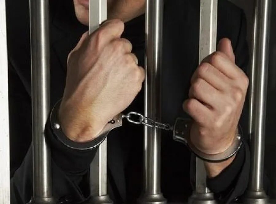 Задержанный в наручниках. Задержанный в наручниках. Уголовные дела на руку. Возбуждено уголовное дело. Предстанет перед судом.